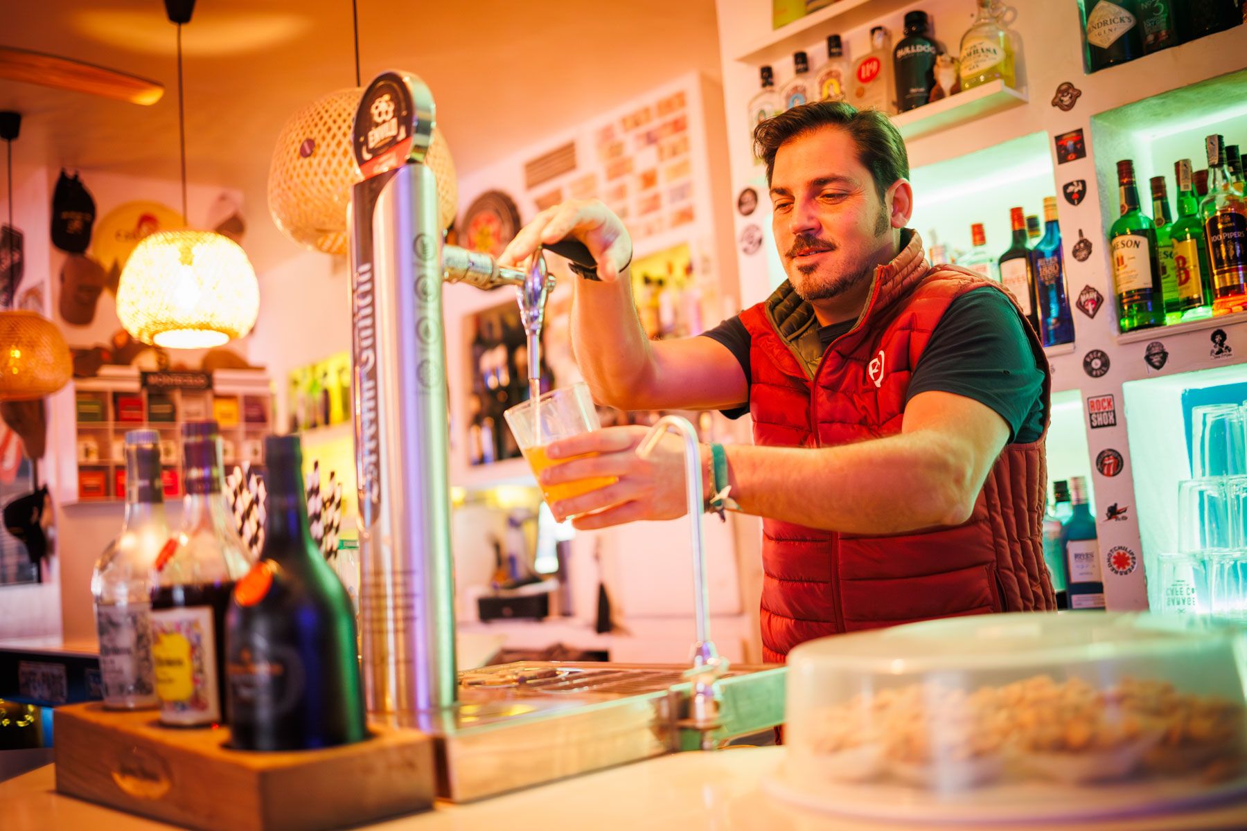 Meeting Point, el bar de Jerez que hace del encuentro su mejor receta: mediodías de marisco, caracoles y eventos deportivos