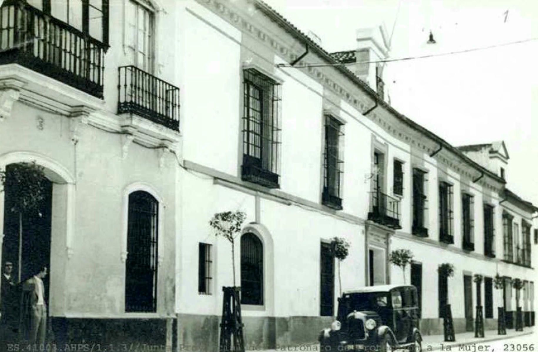 El Patronato en la calle Alberto Lista de Sevilla, mediados los años cuarenta del pasado siglo. Archivo Histórico Provincial de Sevilla. - 