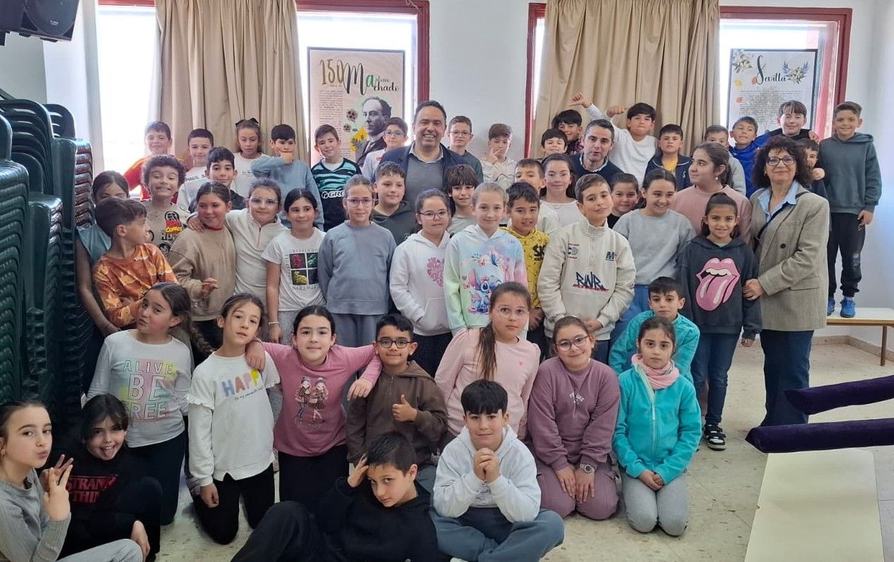 Alumnos de 4º de Primaria que trabajan y disfrutan a Antonio Machado en el colegio Picasso de Los Palacios y Villafranca. - 