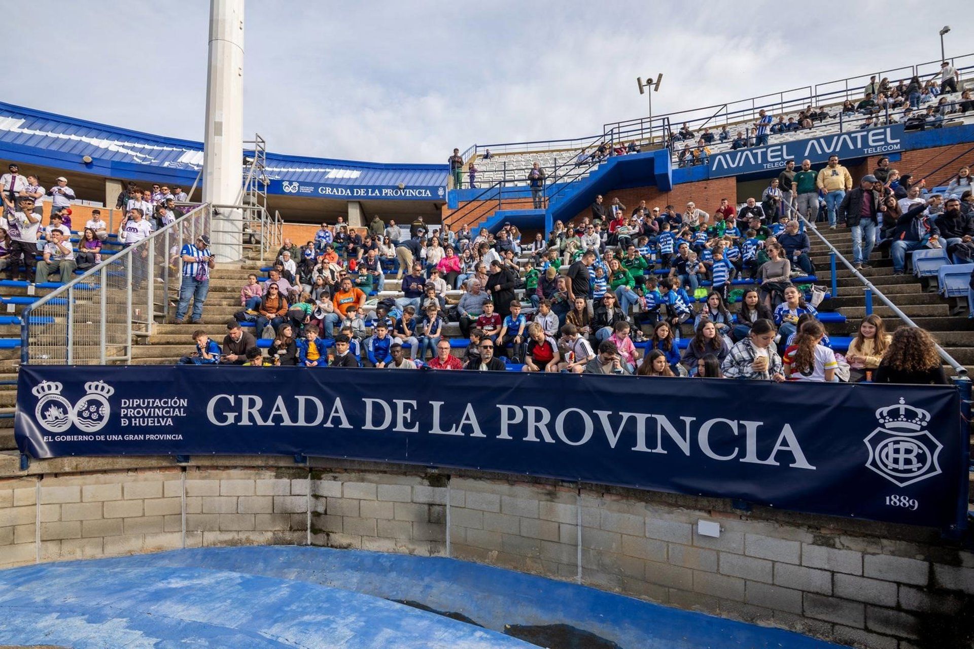 La afición del Recre despliega una pancarta reivindicando Huelva como cuna del fútbol tras el estudio que sitúa el primer partido en Jerez