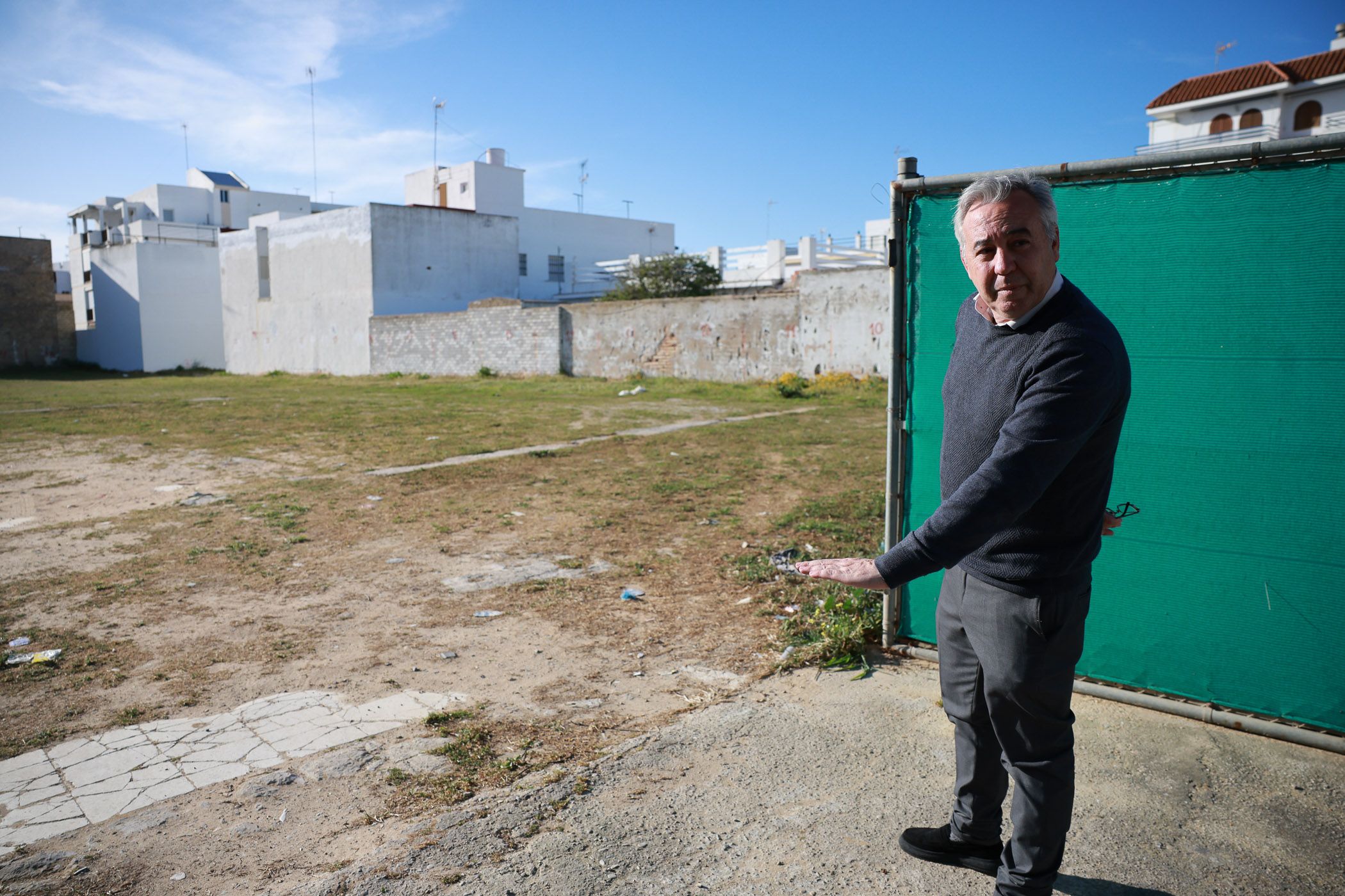 Pepe Mellado, delegado de Urbanismo en Chipiona, en el solar de los cines, donde se levantará el futuro teatro municipal y, en el subsuelo, un aparcamiento subterráneo. - JUAN CARLOS TORO