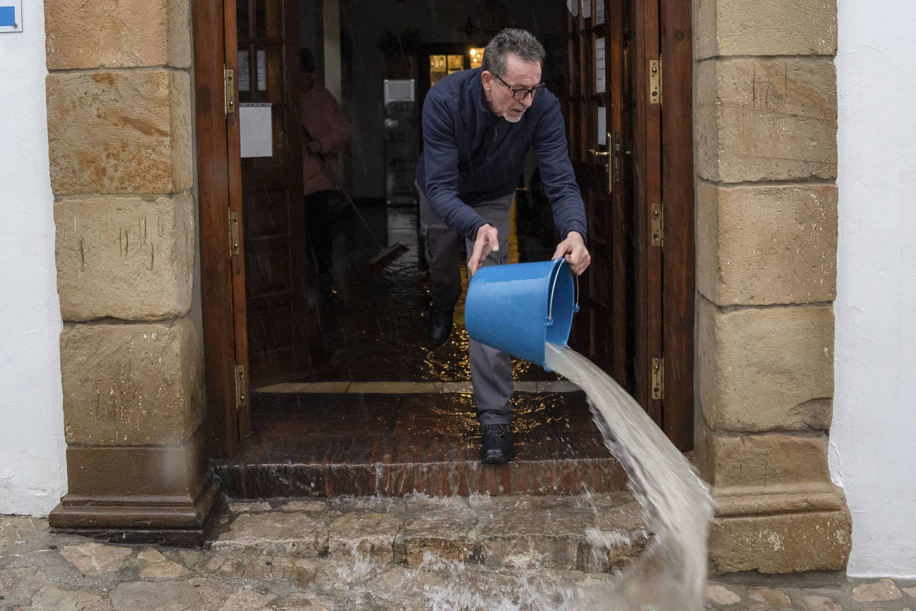 Achicando agua en un local en Grazalema. - ROMÁN RÍOS / EFE