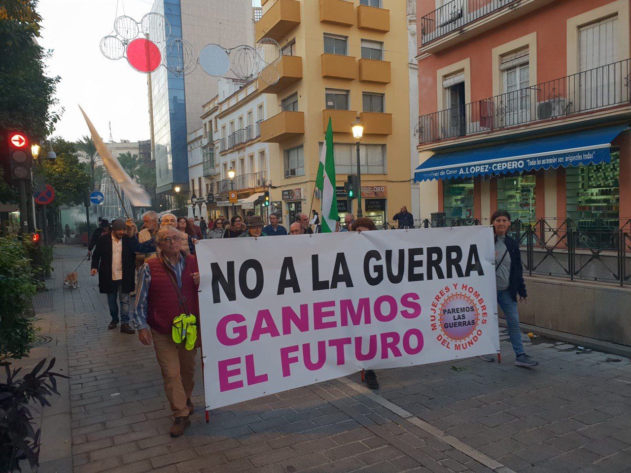 La plataforma Paremos la Guerra en la marcha organizada en las calles de Jerez. - 