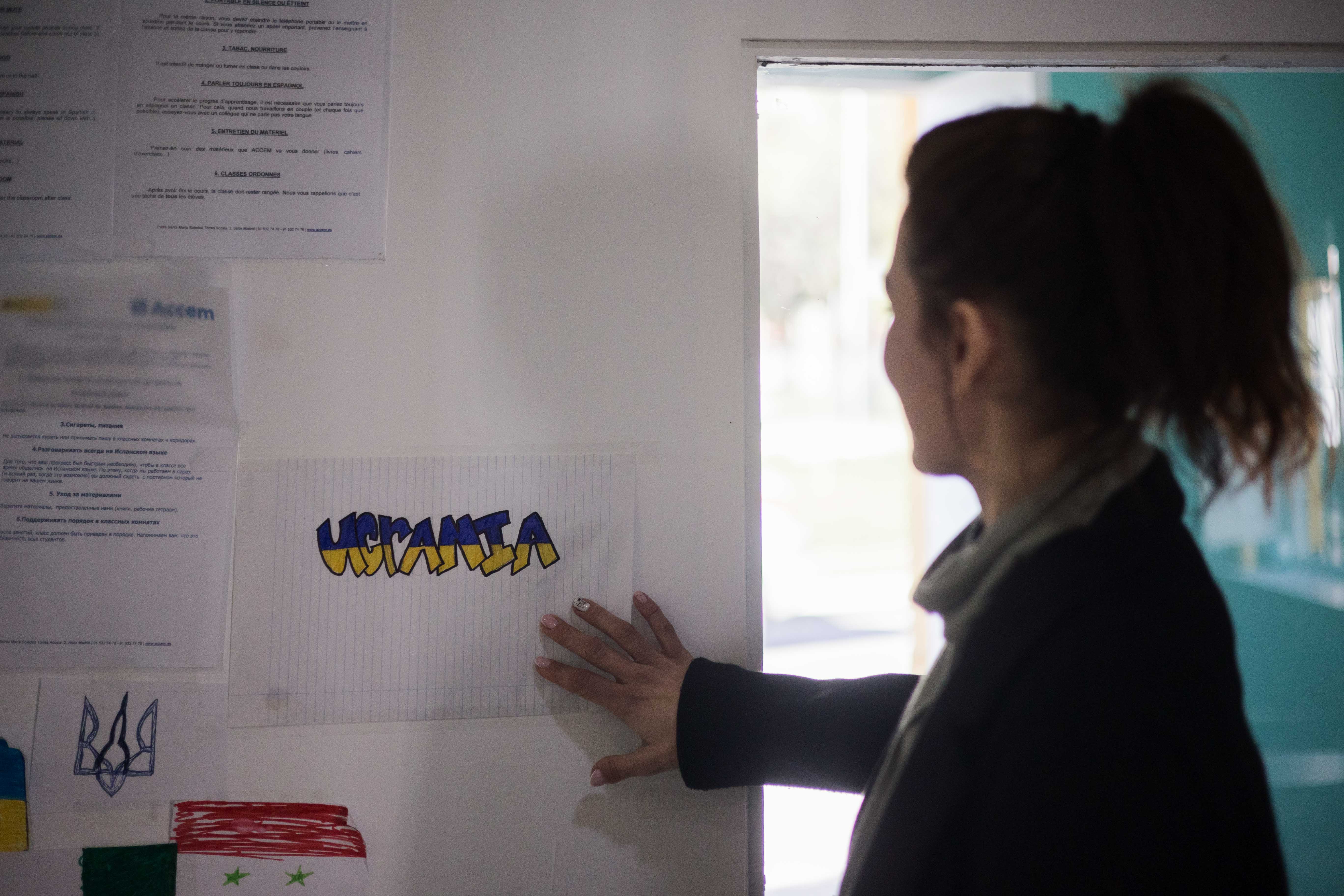 Una persona junto a un cartel en solidaridad con Ucrania, que sufre la guerra. - MANU GARCÍA