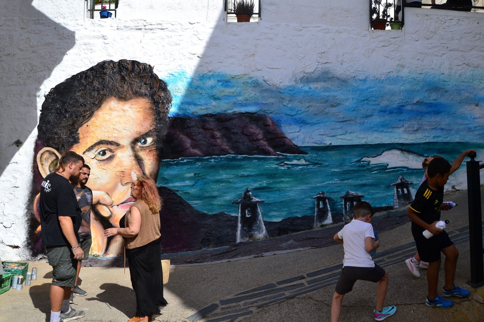 Plaza con pintura de Lorca en Alpujarra de la Sierra, en Granada. - 
