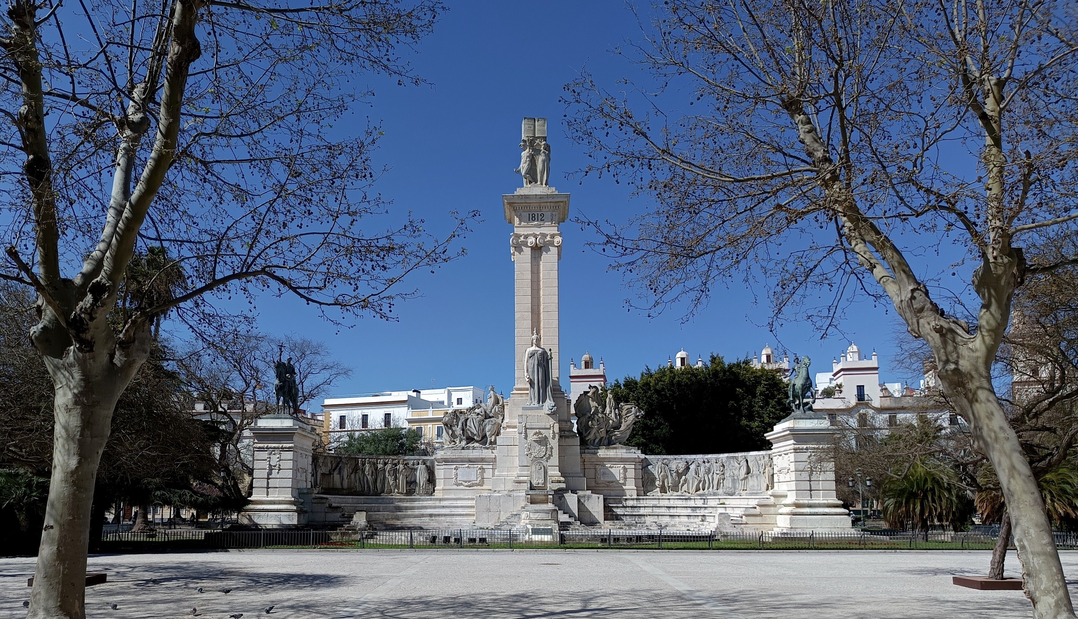 Monumento a las Cortes y el Sitio de Cádiz IV: relieves del hemiciclo, figuras ecuestres, pebetero y paseo de los diputados