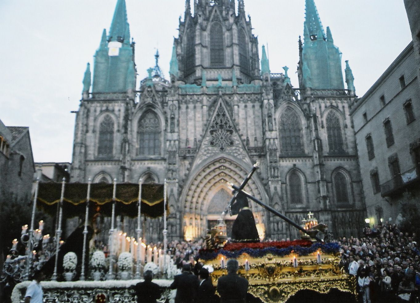 Encuentro de los pasos del Gran Poder y la Macarena delante de la catedral de Barcelona.  FRANCISCO DE BORJA - 