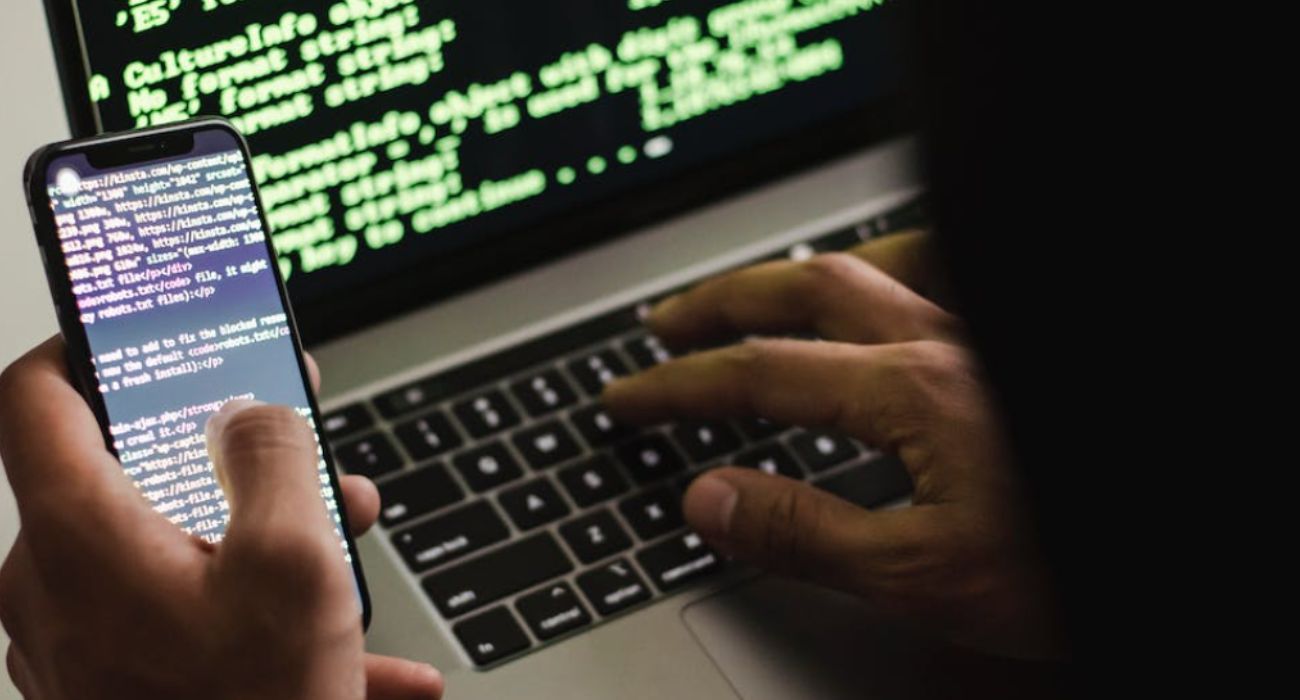 Un 'hacker', pirateando un sistema.  - 