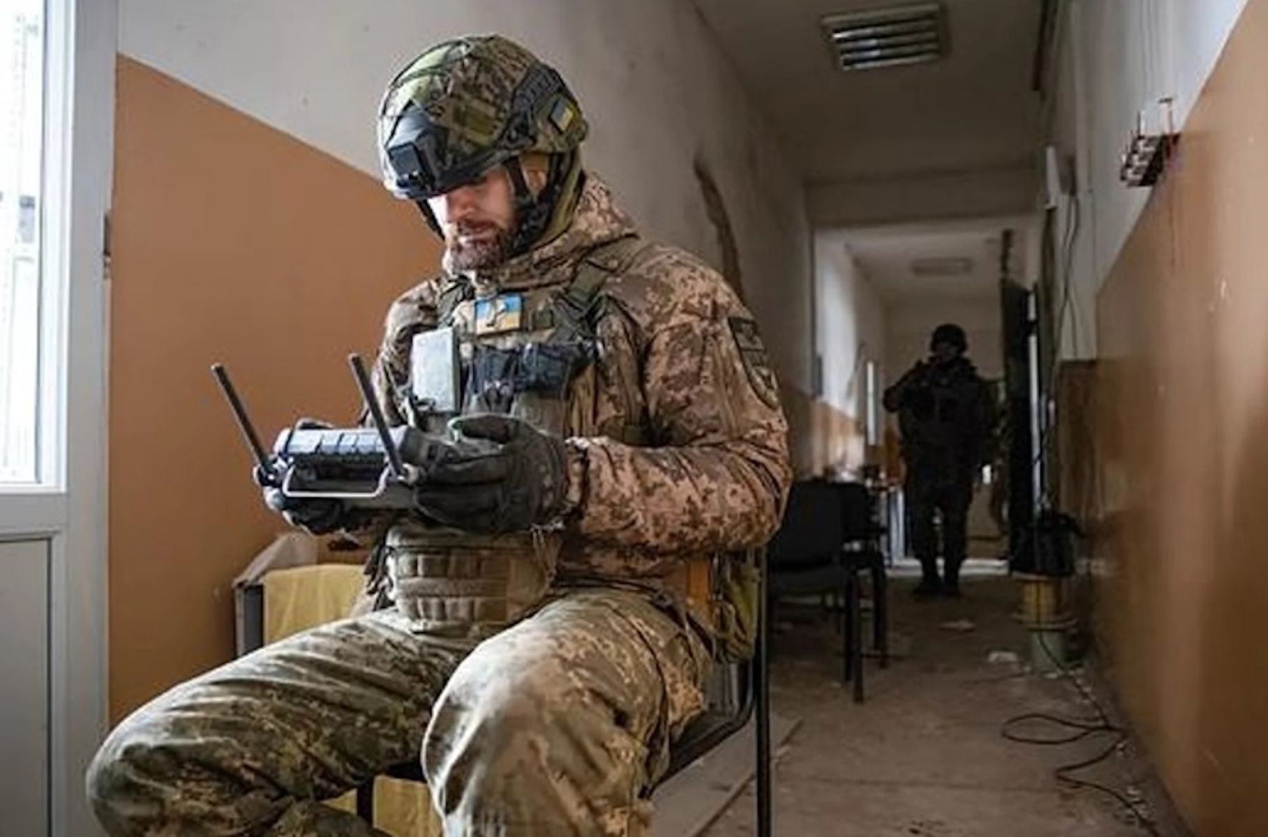 Operador de drones ucraniano, dentro de una casa cerca del frente. - 