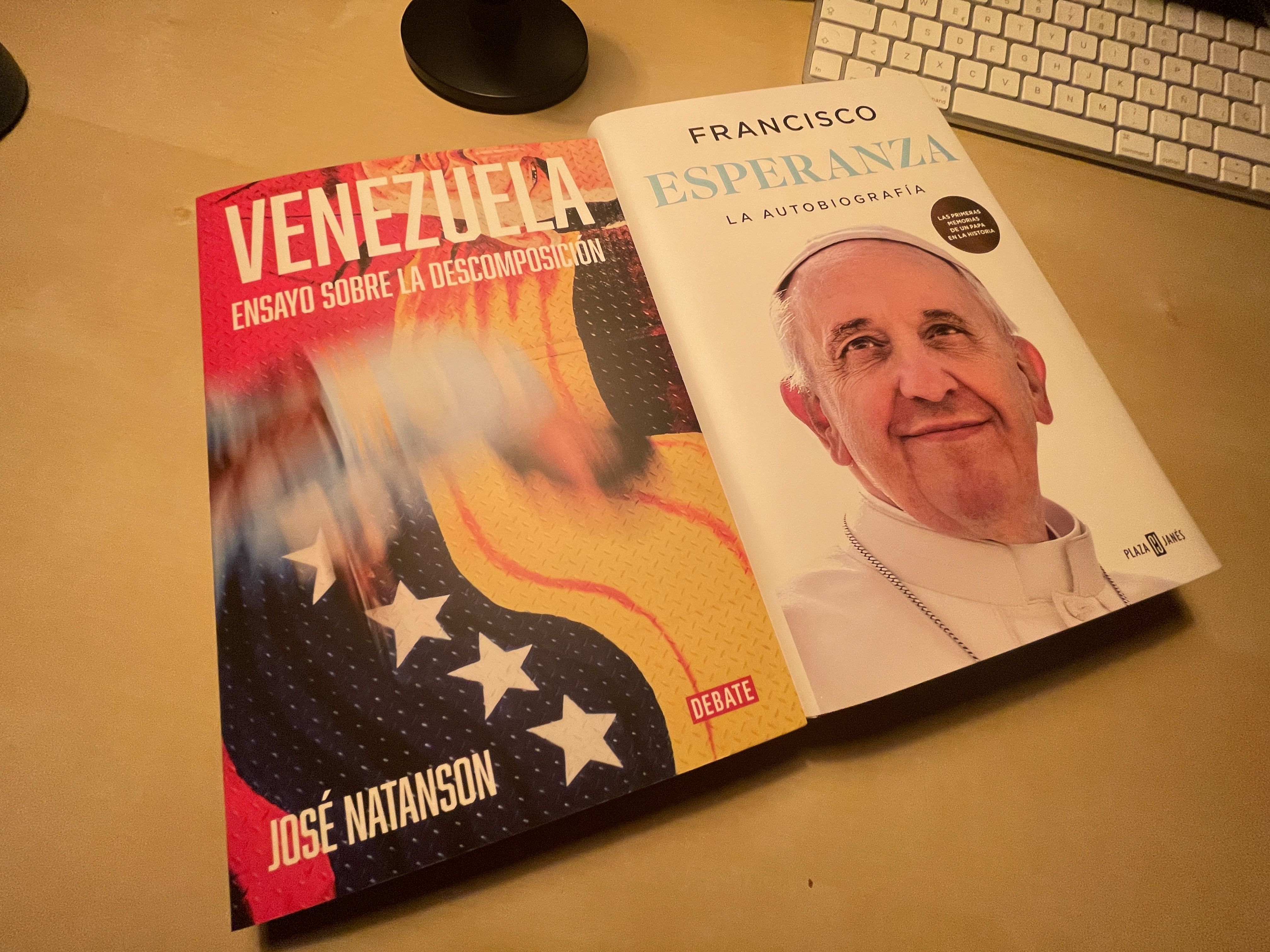 Ocho formas de mirar el mundo: una crítica literaria a ocho ensayos del presente