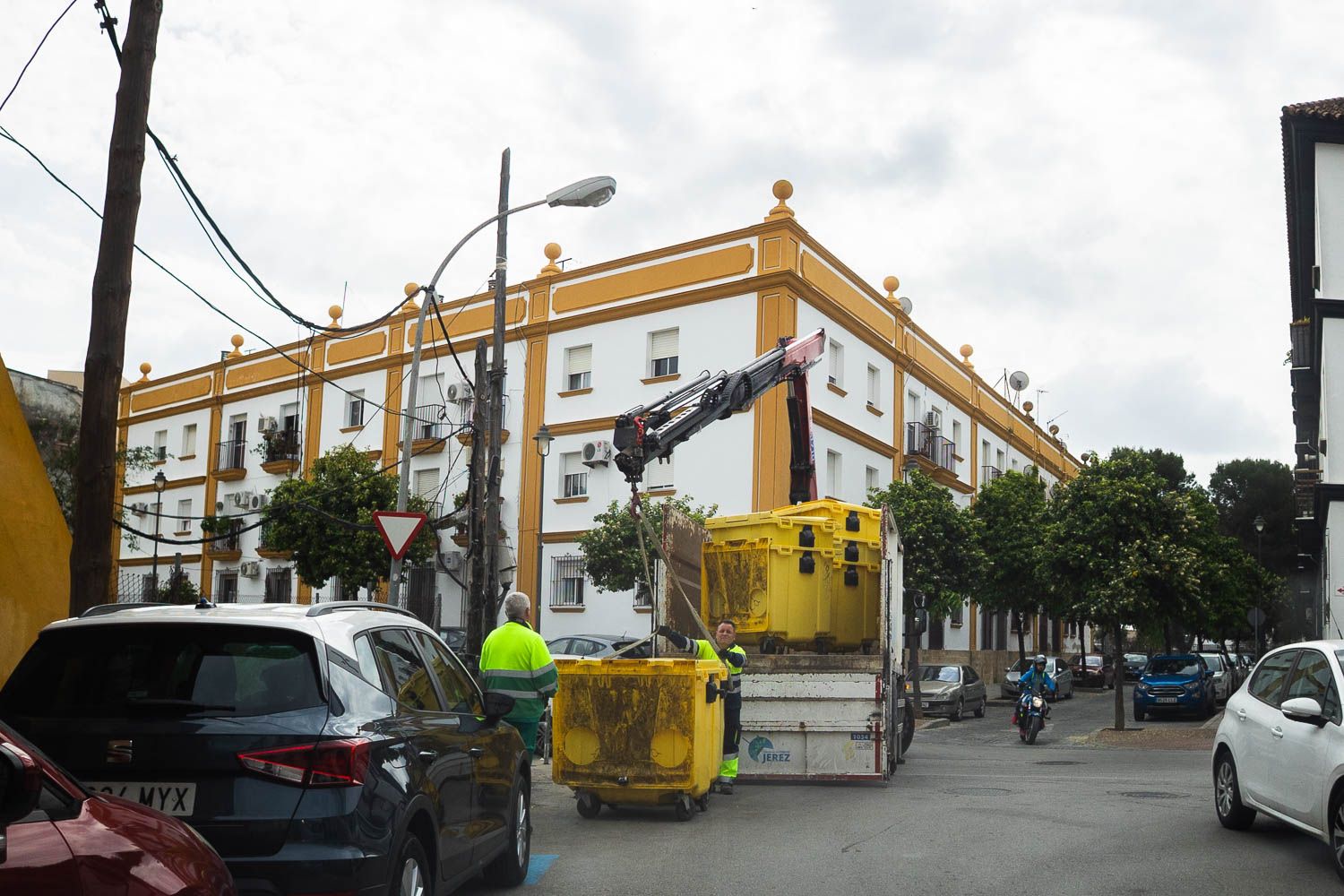 'Levantá' y retirada de contenedores para el reciclado de envases, en imagen del 1 de abril. - MANU GARCÍA