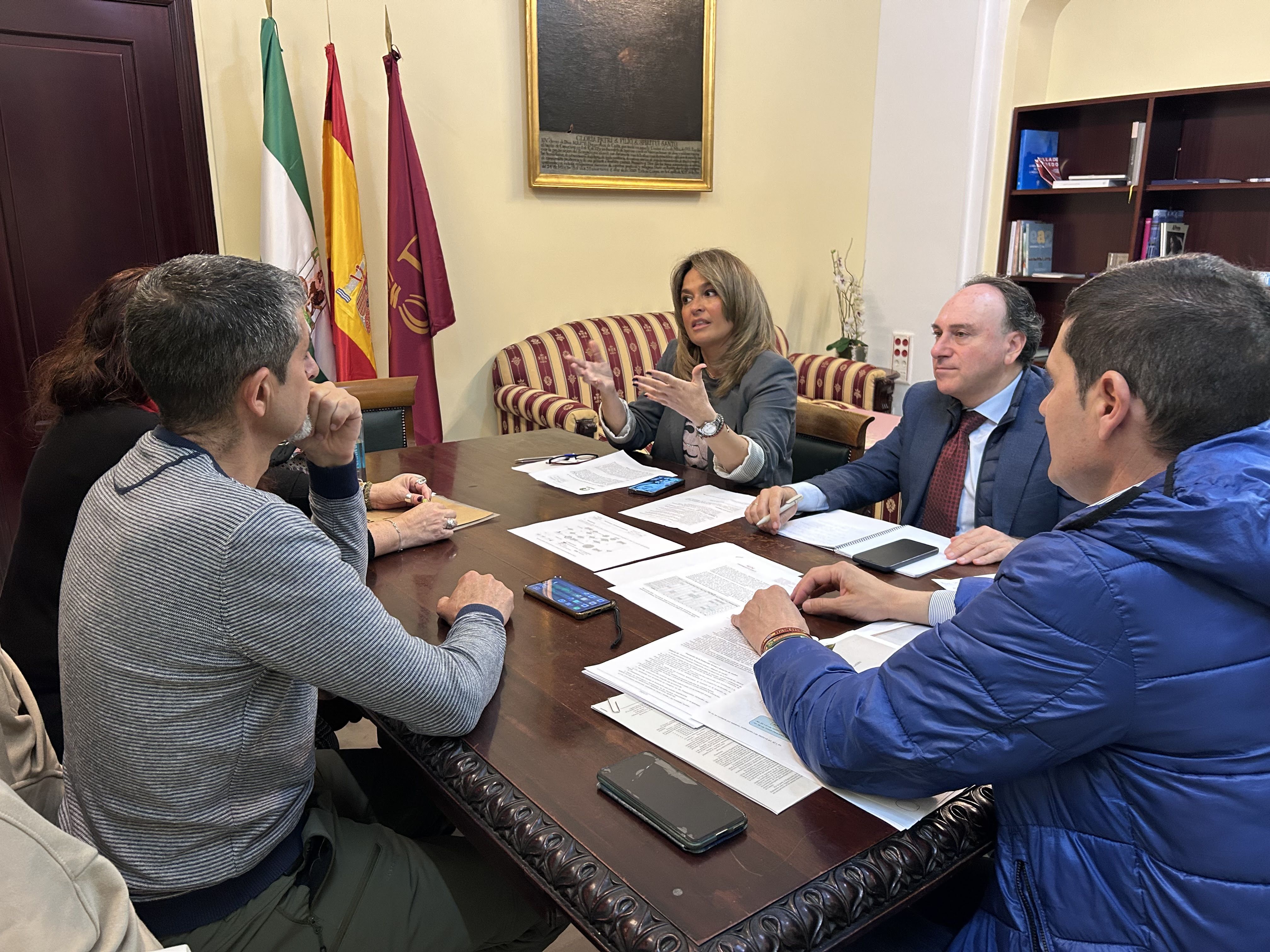 Reunión de Pacma con el Ayuntamiento de Sevilla tras el caso de los gallos de pelea muertos.  - 