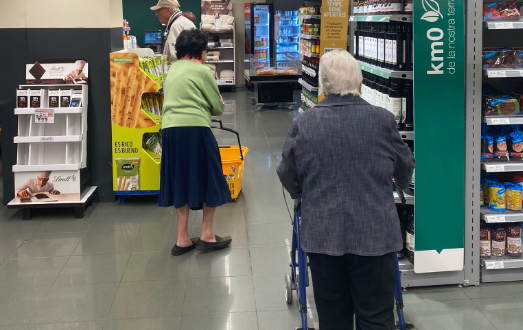 Ancianos en un supermercado. - 