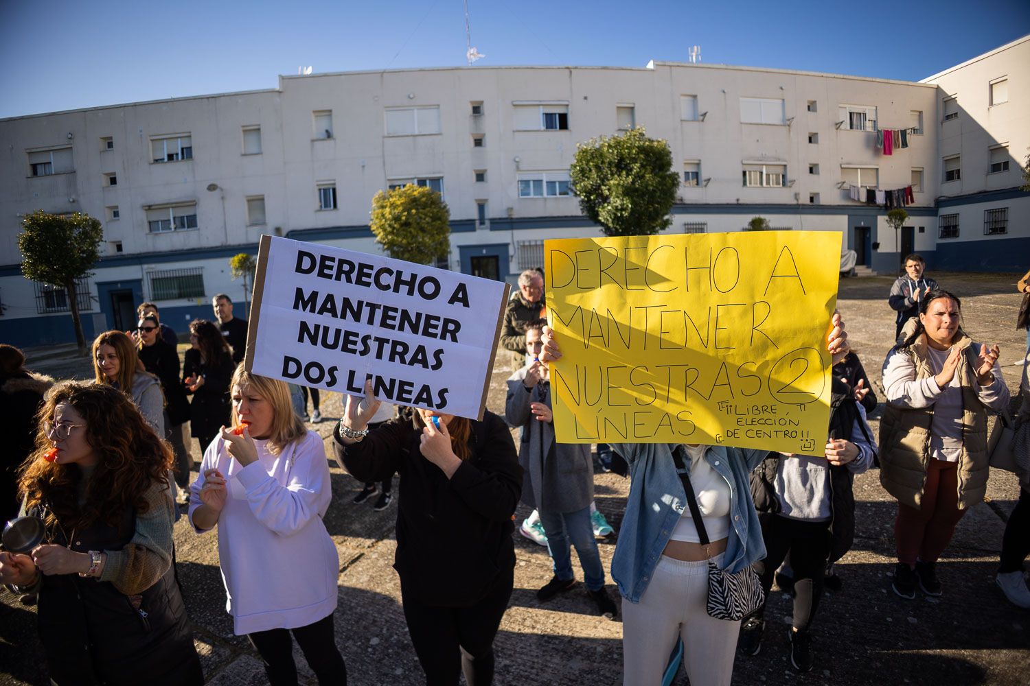 Protesta en el CEIP Manuel de Falla de Jerez contra el recorte de líneas. - MANU GARCÍA Protesta en el CEIP Manuel de Falla de Jerez contra el recorte de líneas.
