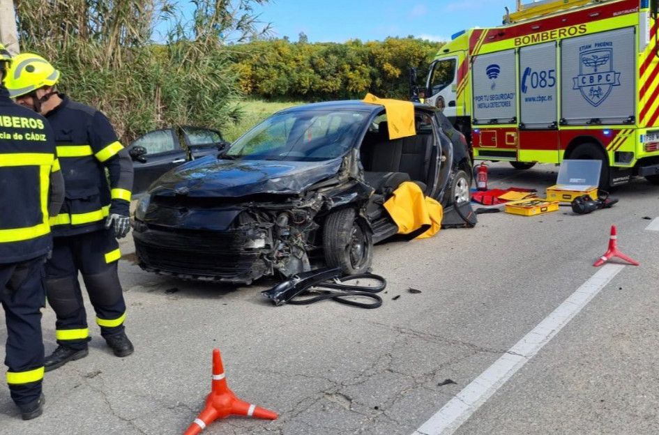 Una persona se queda atrapada en su coche tras chocar con un camión en Chiclana