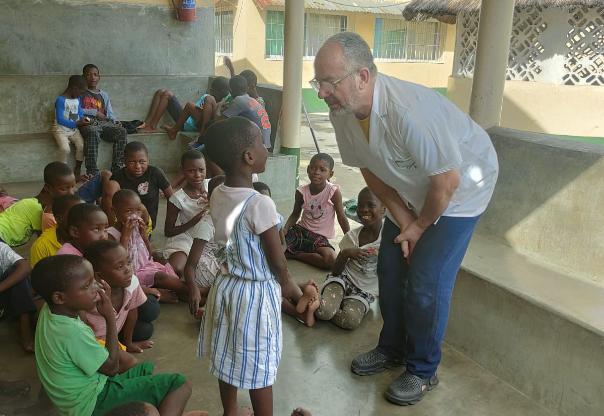 Antonio, el enfermero de Jerez que cuida niños en un orfanato de Mozambique