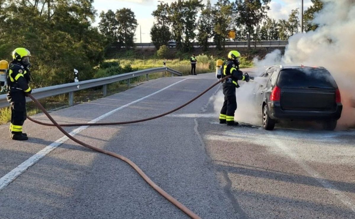 Los bomberos cortan una carretera de San Fernando por un coche ardiendo