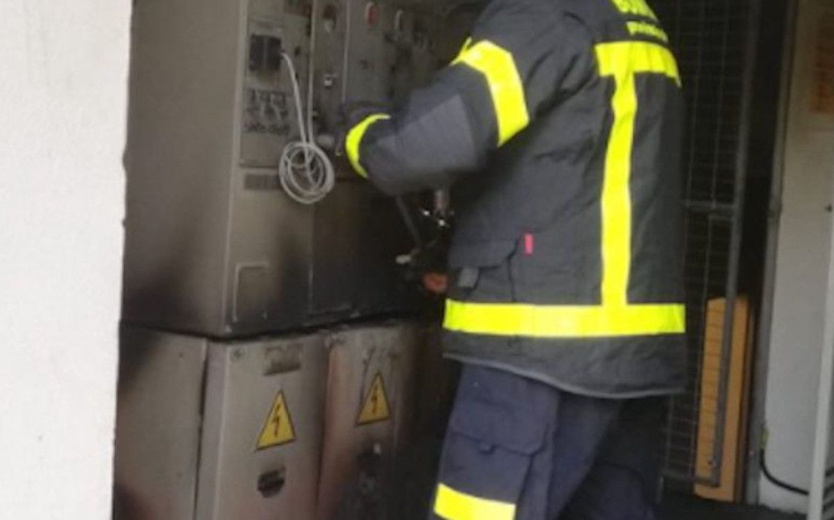 Una casa en llamas y electrodomésticos estropeados tras arder cuadros eléctricos en Chiclana