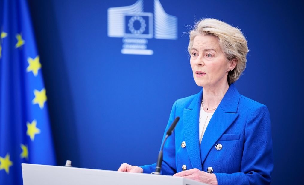 Ursula von der Leyen, presidenta de la Comisión Europea, hablando sobre el rearme de Europa. - 