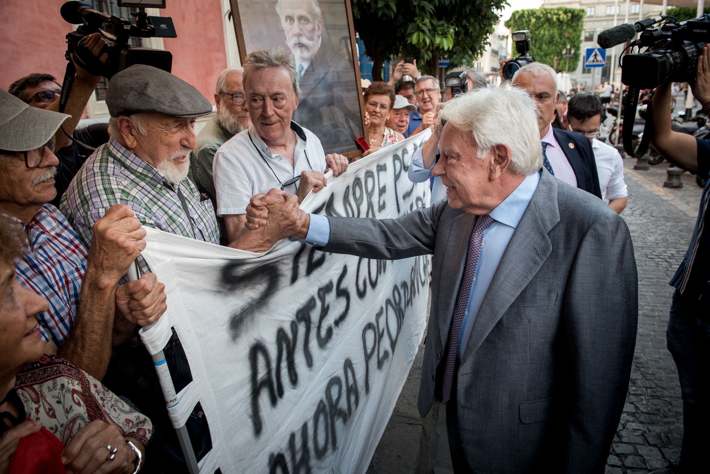 Felipe González sugiere que Sánchez debe convocar elecciones si no logra presupuestos