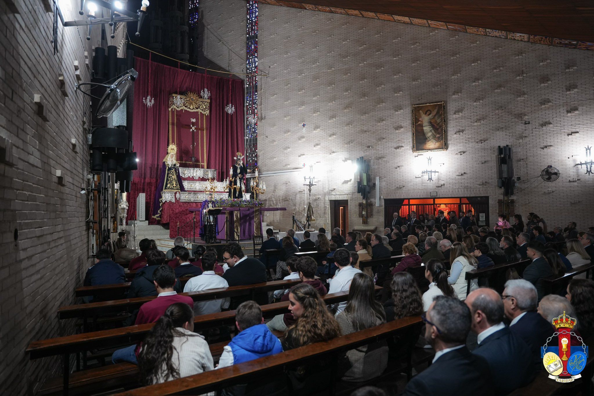 Una hermandad de Sevilla suspende un besamanos por goteras: la parroquia pide bizum para la reparación