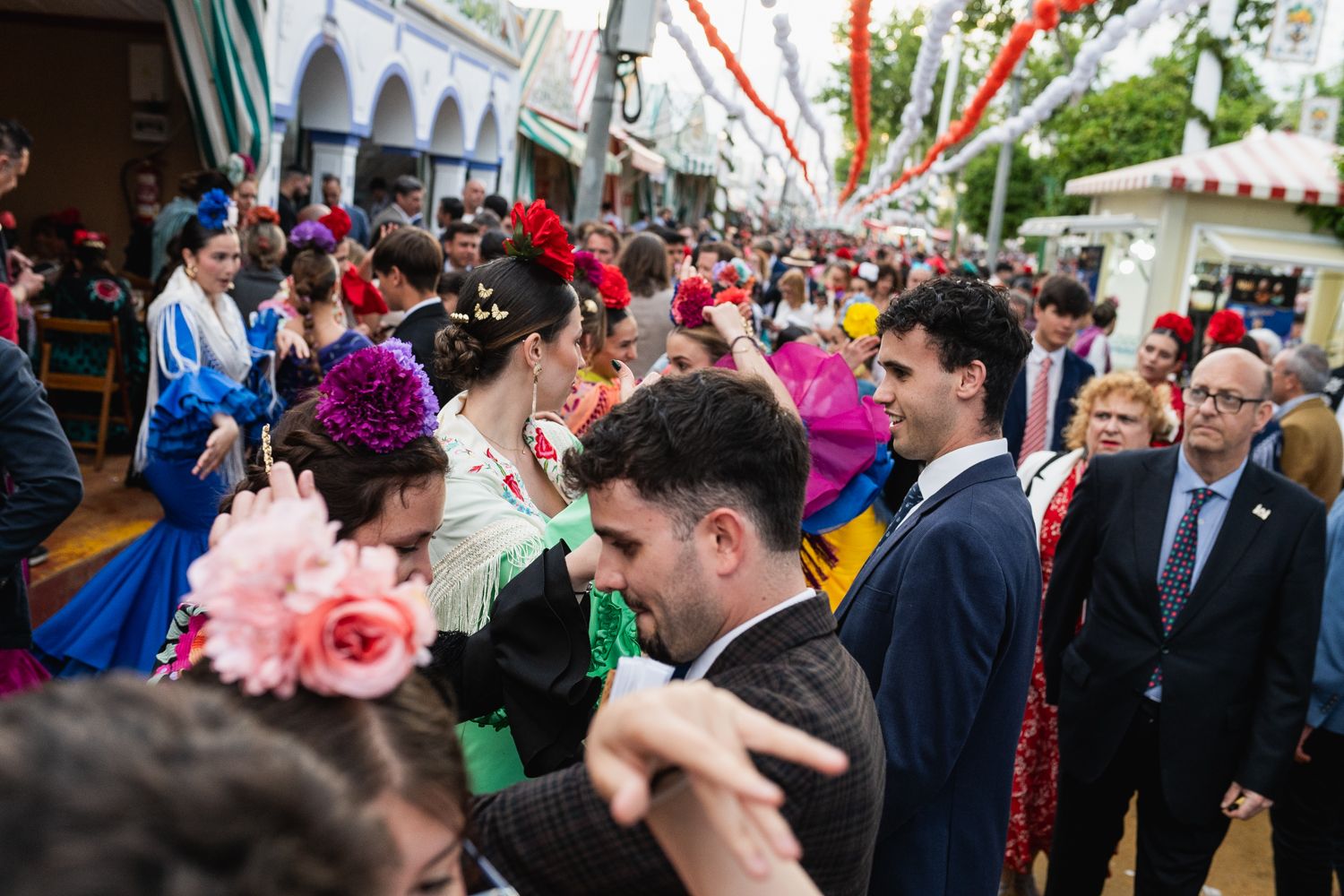 El Jueves de Feria de Abril con multitud de parejas bailando sevillanas. - MAURI BUHIGAS