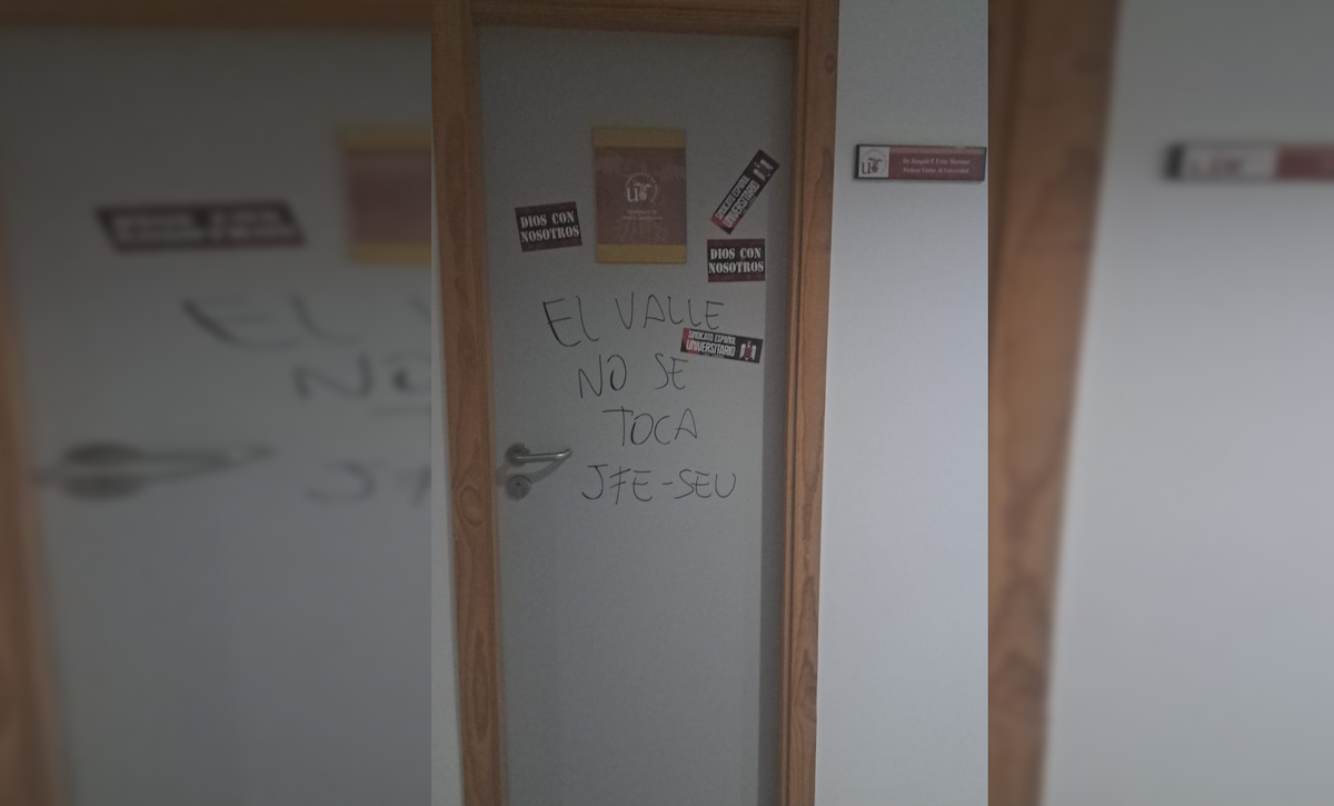 Aparecen pintadas de las Juventudes Falangistas en el despacho del profesor Joaquín Urías