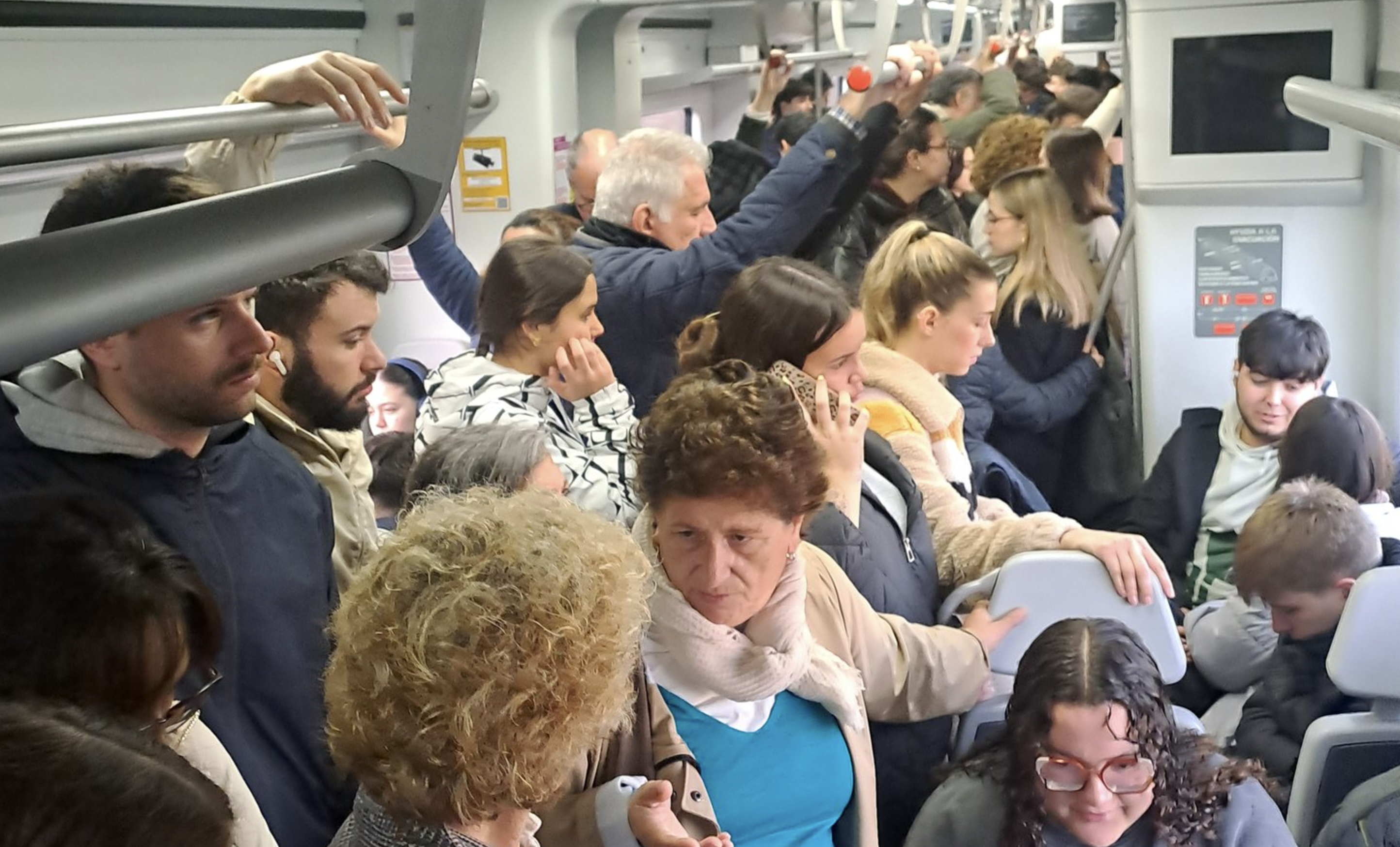 Colapso en los Cercanías de Renfe en Sevilla tras los días de incertidumbre en el transporte