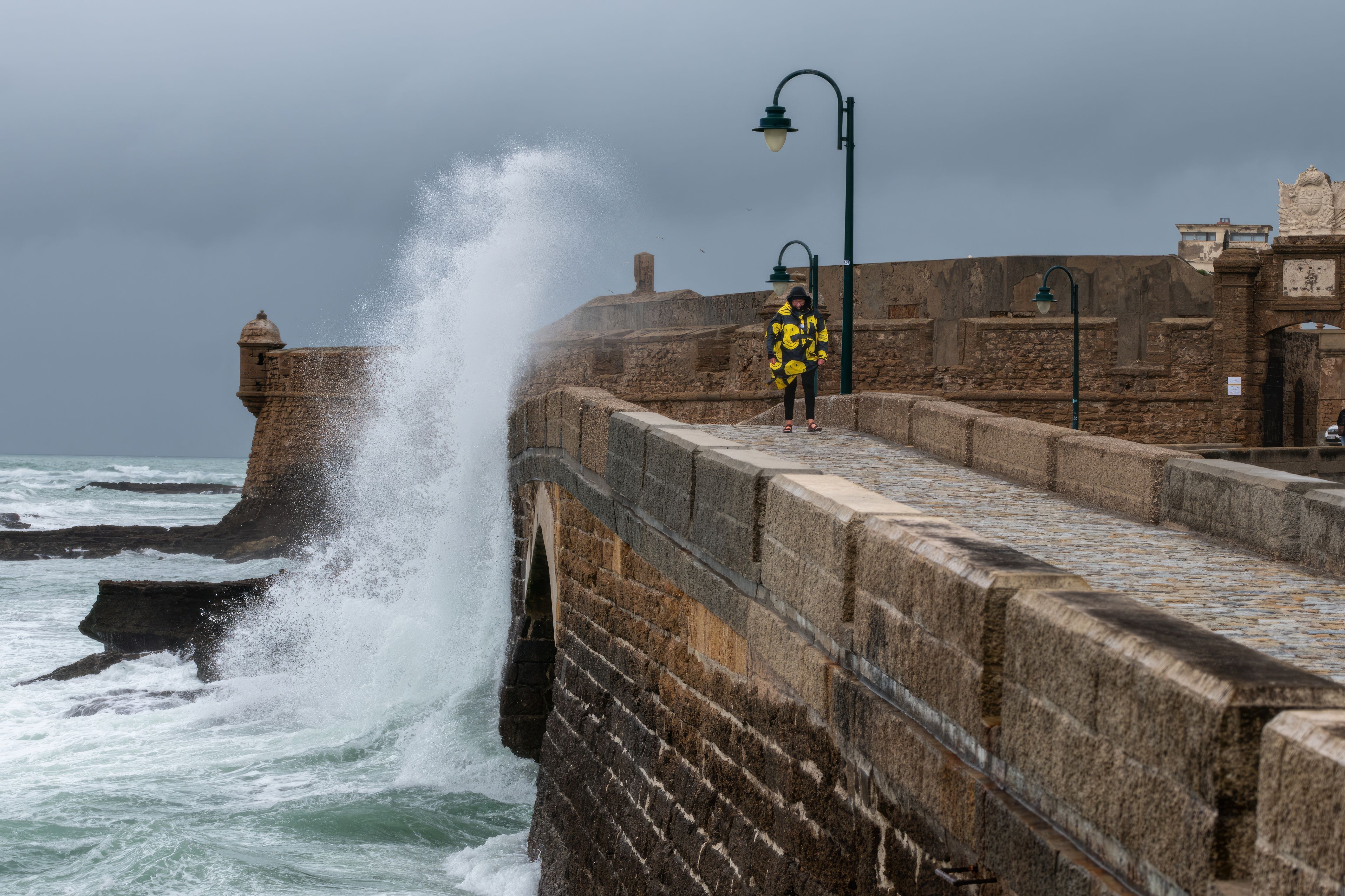 Castillo de San Sebastián, en Cádiz, este pasado lunes en plena borrasca Laurence. - REYNA