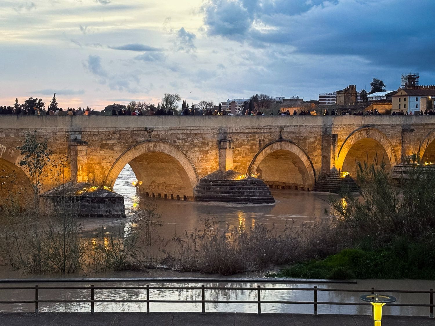Cientos de personas, en el puente romano de Córdoba para ver la crecida del Guadalquivir. - 