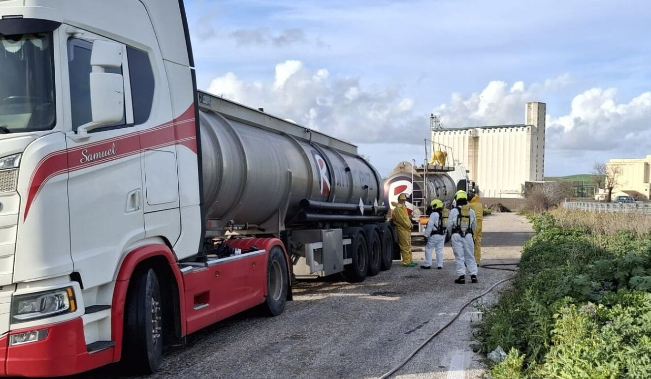Susto en una carretera de Jerez: un vertido de ácido clorhídrico tras una fuga en un camión cisterna