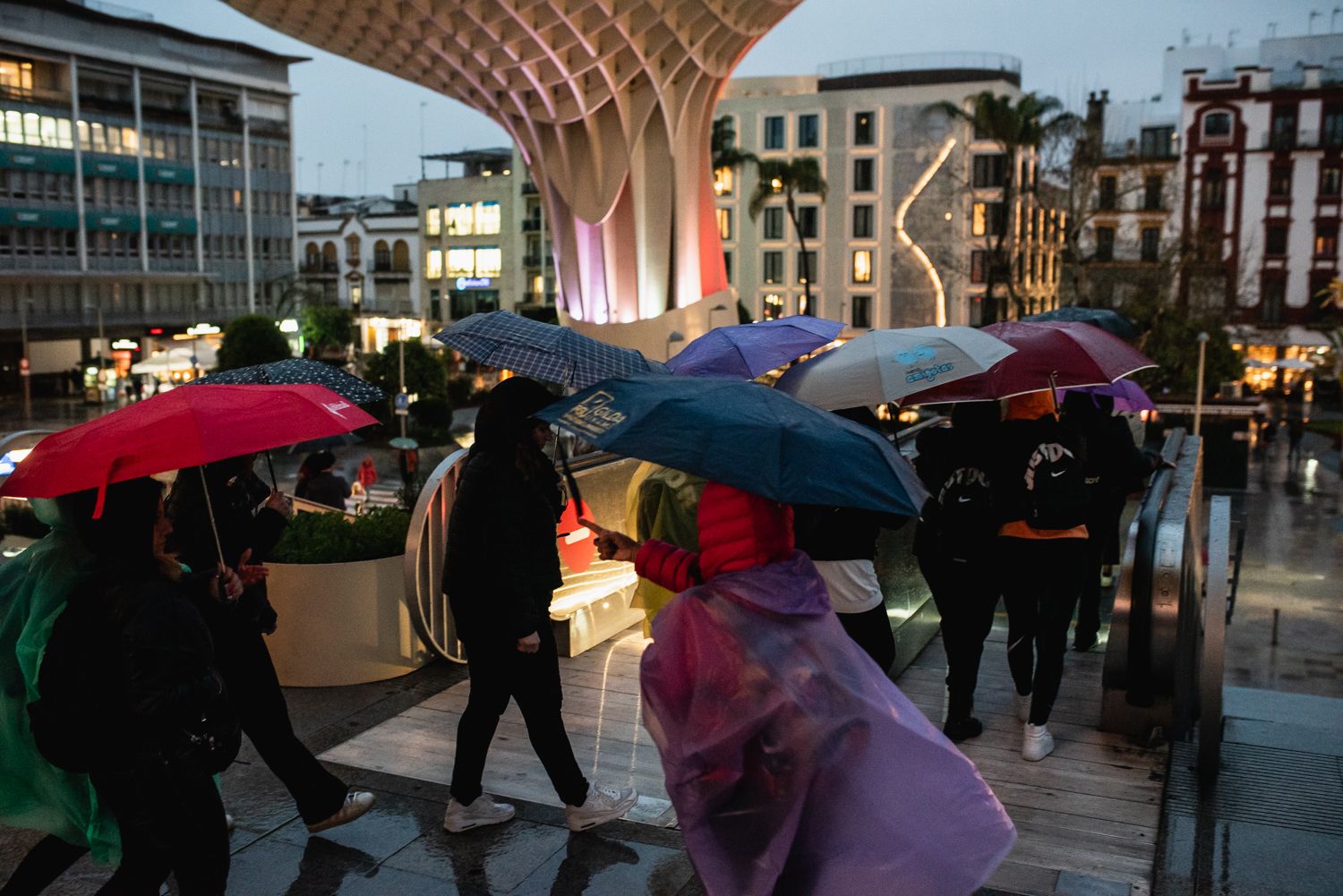 Lluvia en Sevilla en una imagen reciente.  - MAURI BUHIGAS