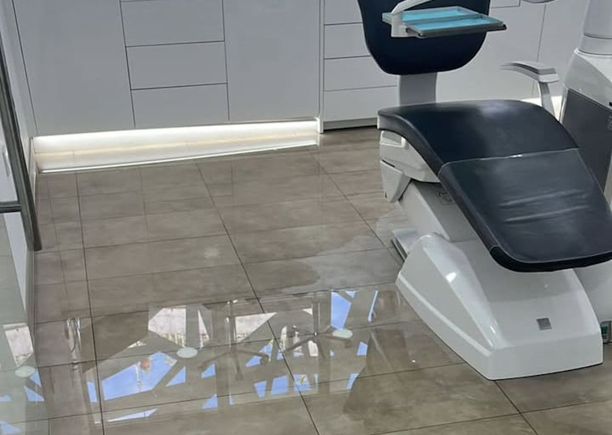 La clínica dental Cosmodent en Trebujena, inundada. - 