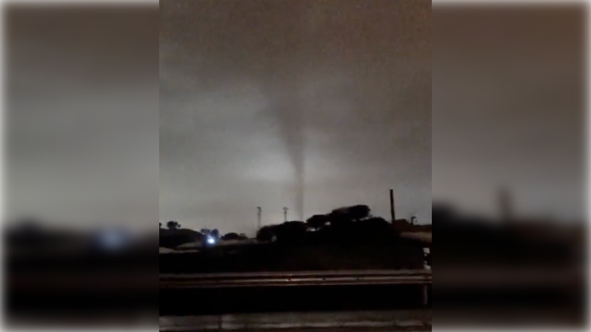 Imagen de archivo de un tornado en Huelva. - 
