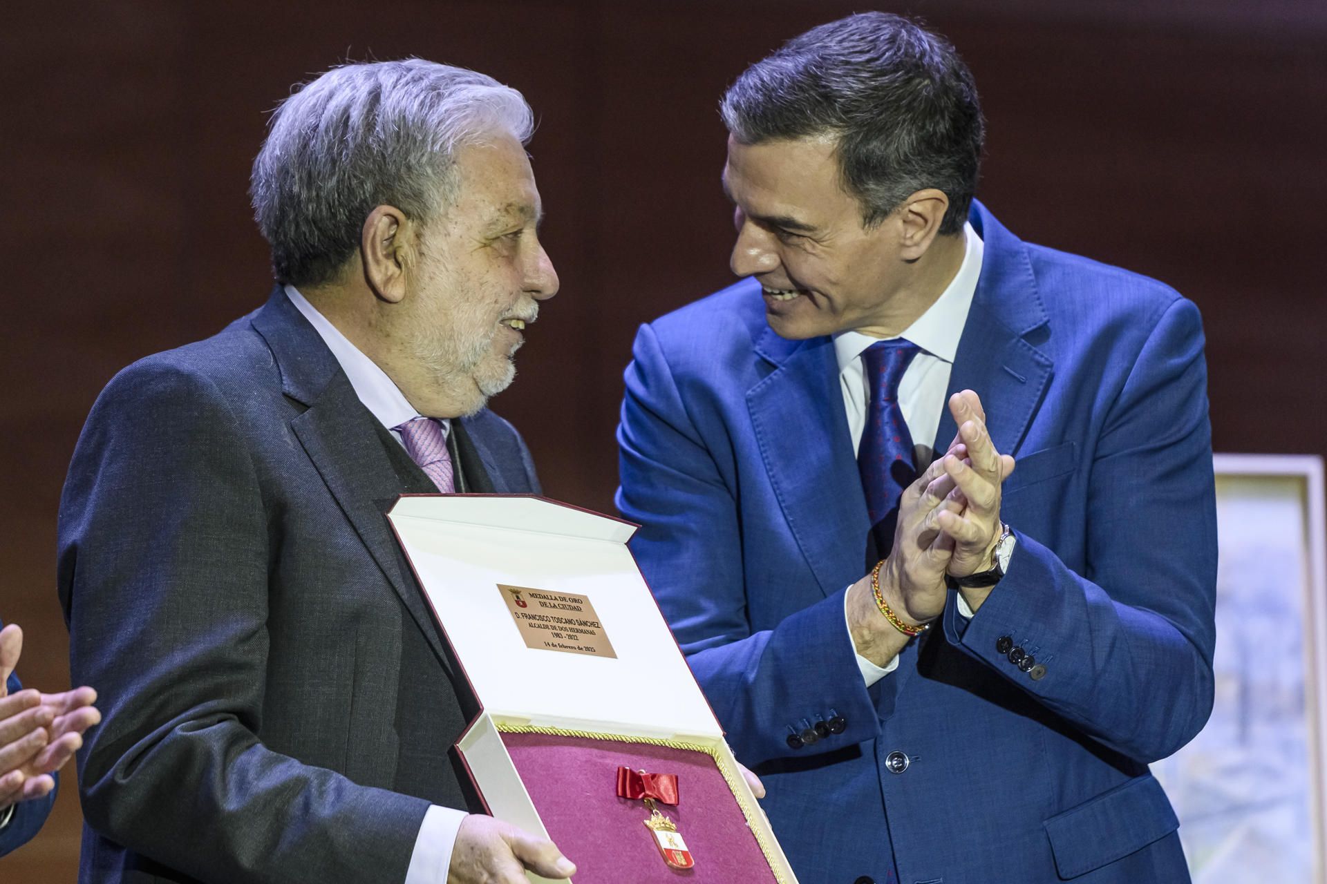 Sánchez vuelve donde todo empezó y se funde en un abrazo con Quico Toscano, el primer 'pedrista' andaluz
