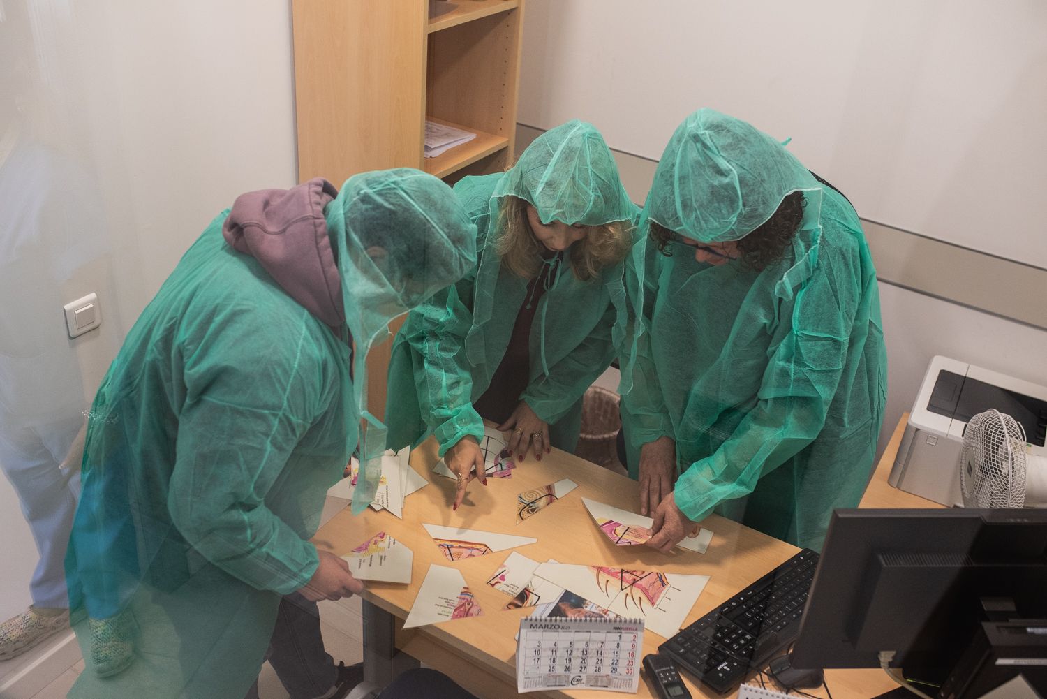 Profesionales sanitarios en un hospital de Andalucía en una imagen reciente. - MAURI BUHIGAS