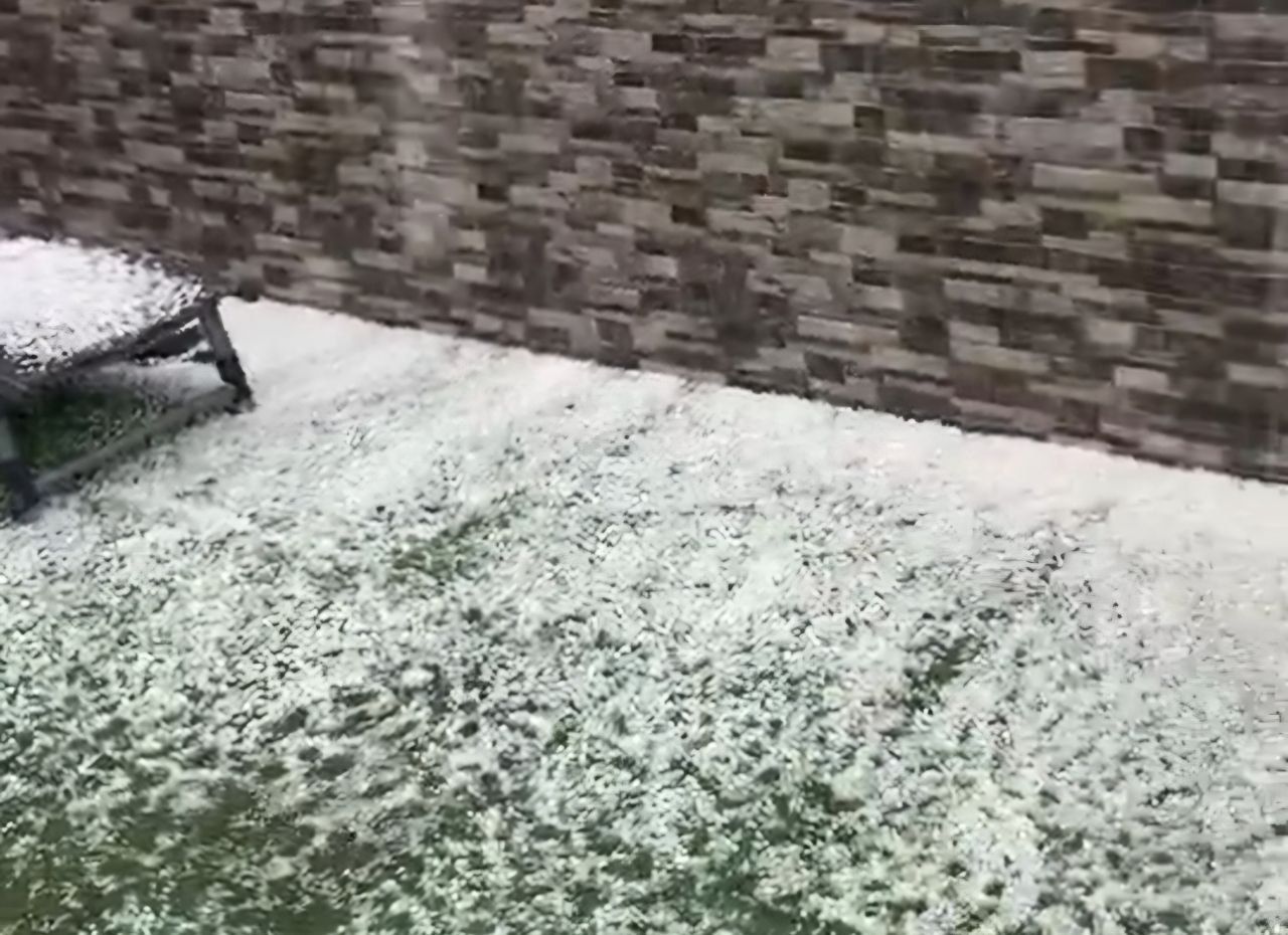La granizada en Sevilla deja durante varios minutos un manto blanco en Castilleja de la Cuesta