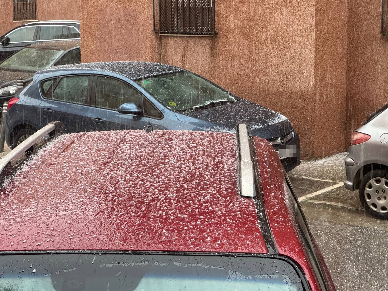 La granizada en Sevilla, visible en varios coches. - P. F. Q.