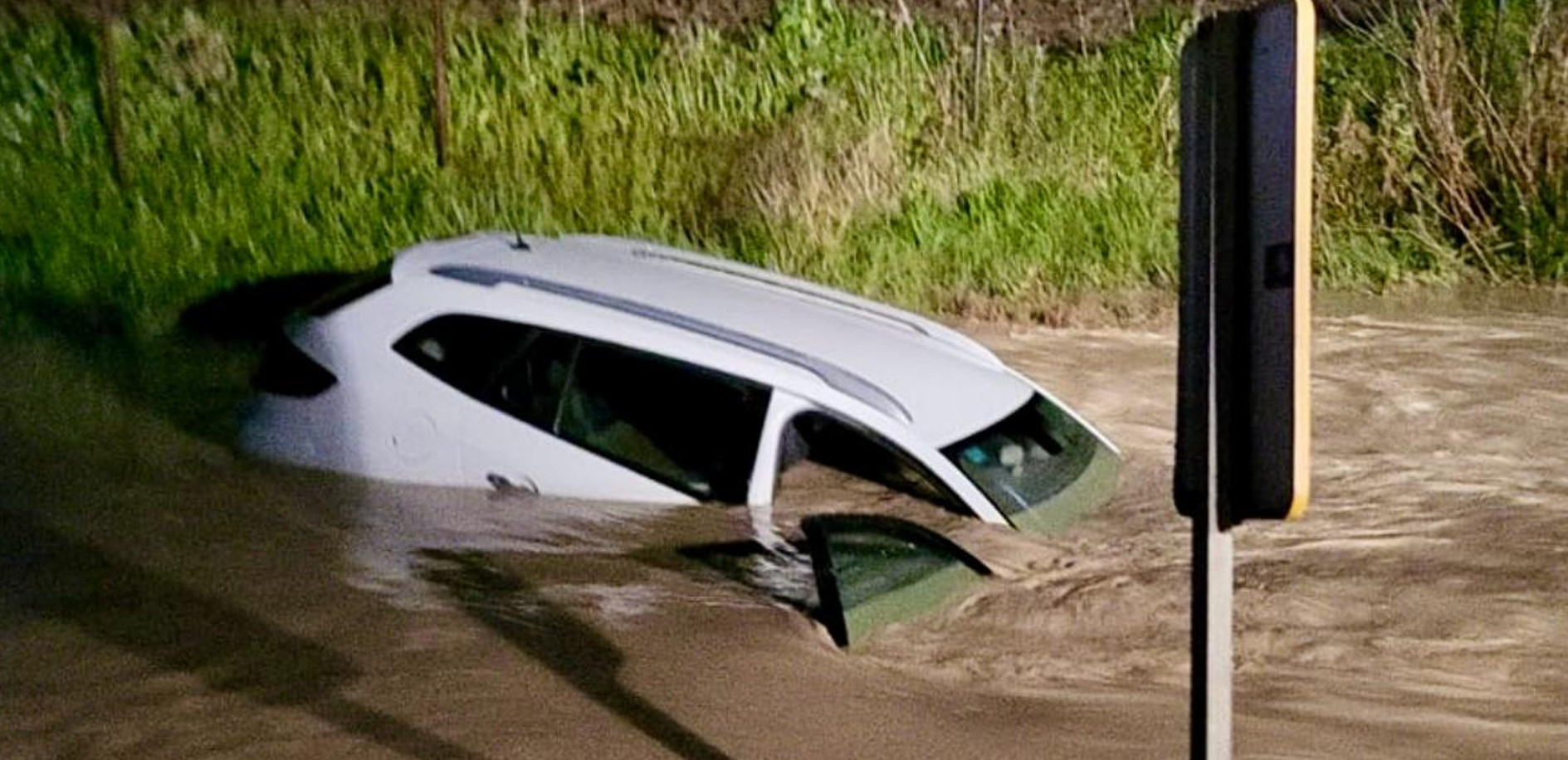 El coche sumergido en el agua en la carretera del Calvario, detrás del Ikea de Jerez, en una imagen del Consorcio de Bomberos. - 