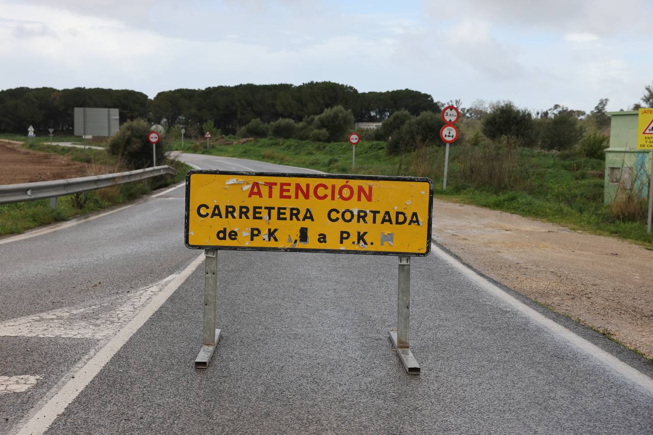 Una de las carreteras cortadas en el término municipal de Jerez por las lluvias. - JUAN CARLOS TORO