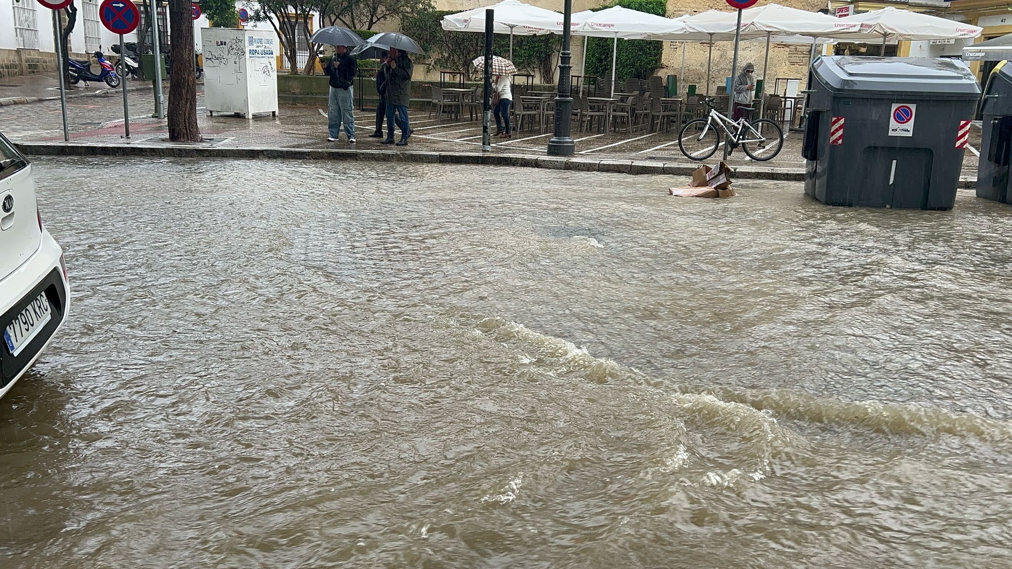 Inundaciones en calles Porvera y Ancha por las fuertes lluvias de este miércoles en Jerez