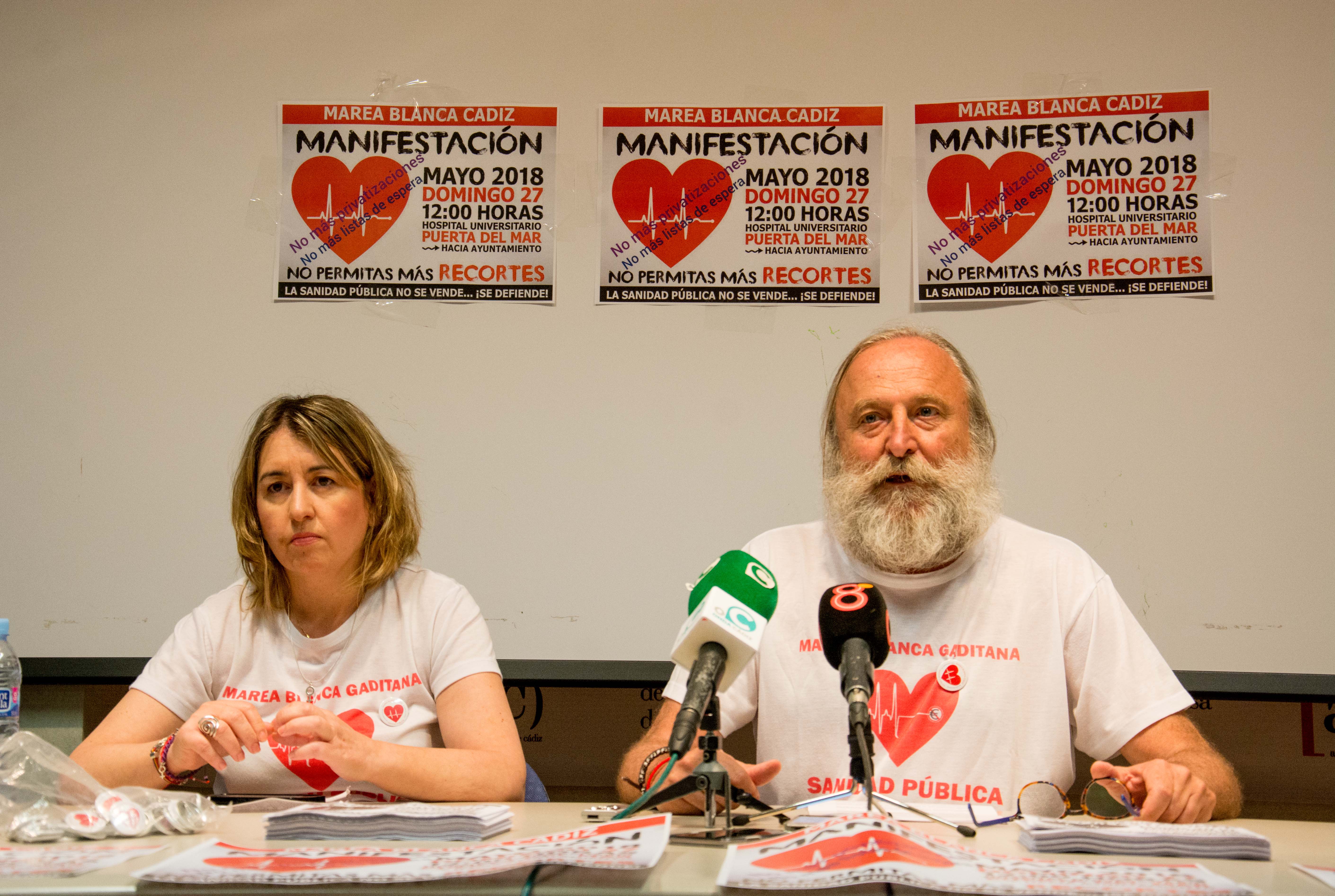 Pilar Bravo y Antonio Vergara, de la Marea Blanca de Cádiz, durante una rueda de prensa.  - 
