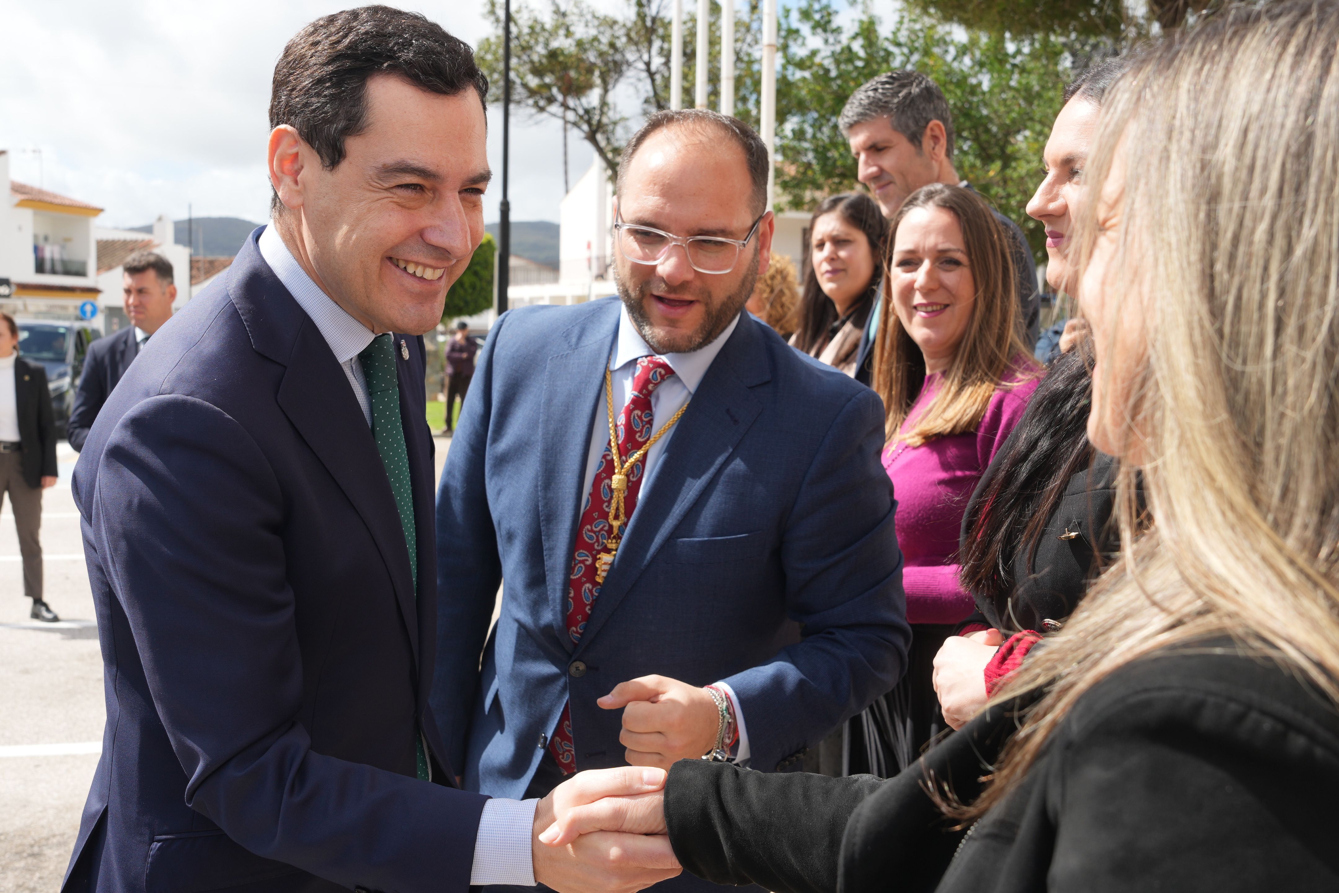 La Junta invertirá en una fortaleza medieval habitada de Cádiz: Juanma Moreno atiende las demandas