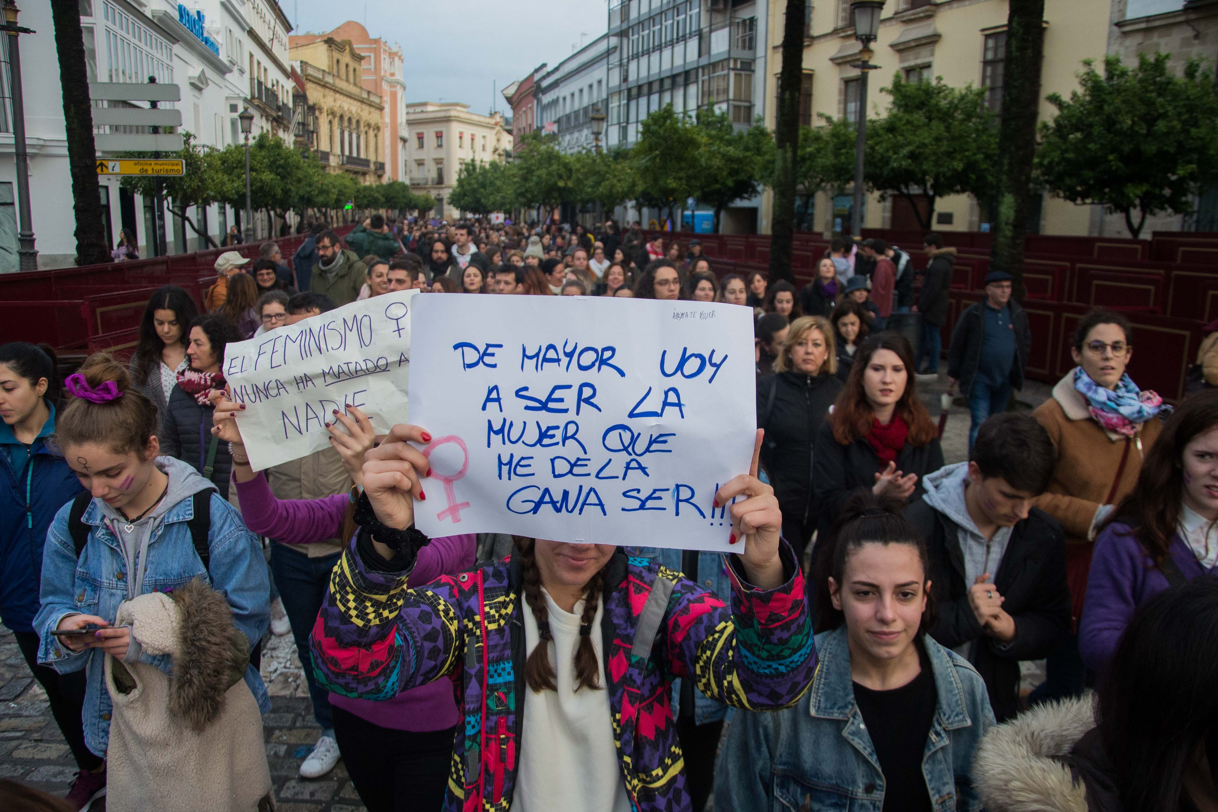 Una mujer sujetando un cartel durante una marcha del 8M. - MANU GARCÍA