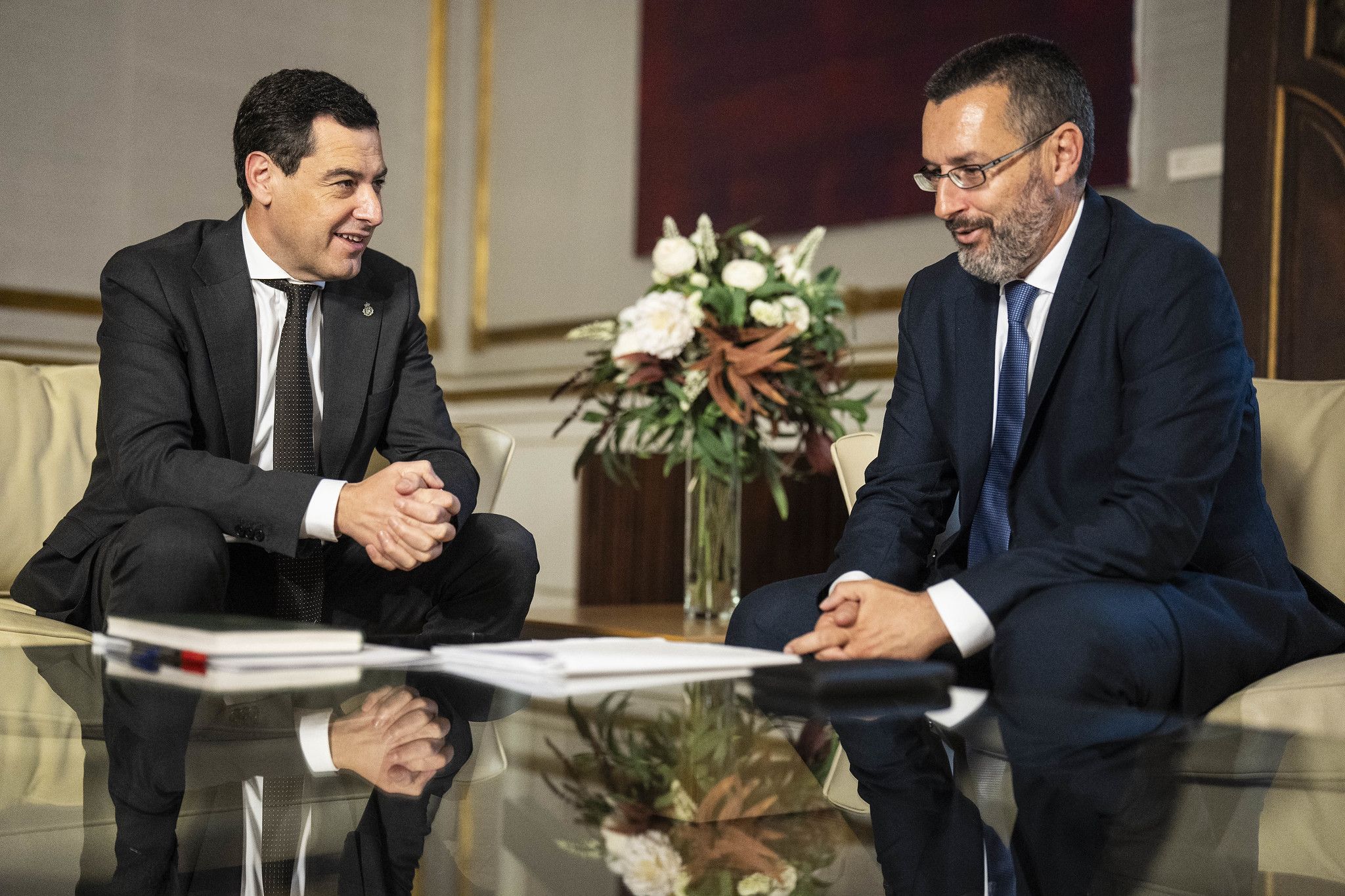 Juanma Moreno y Juan Franco, durate un encuentro oficial en el palacio de San Telmo. - 