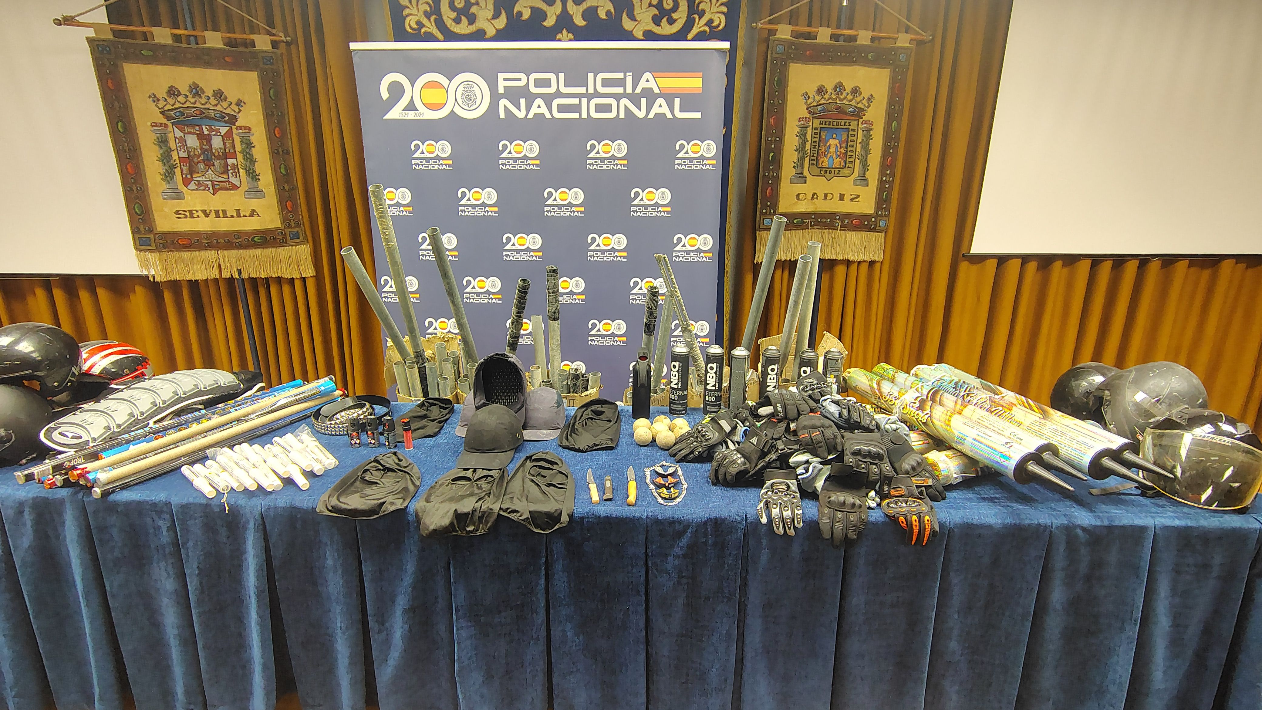 Puños americanos, palos y gorras de hierro nunca vistas en España: la Policía incauta material 