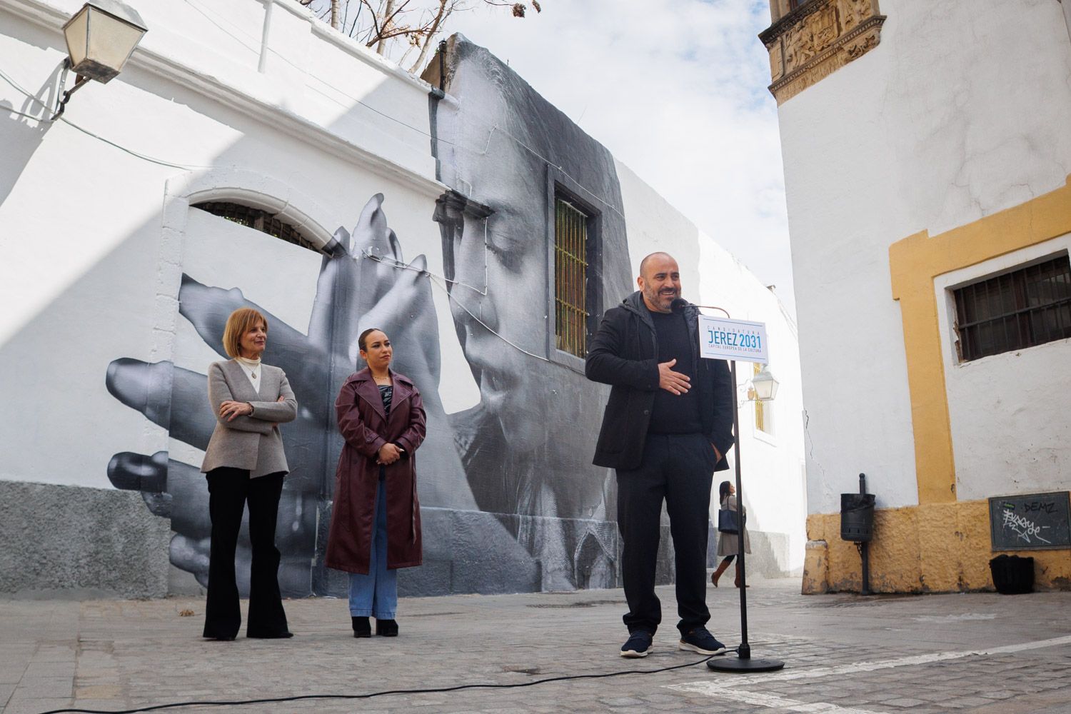 La potente 'presencia' de María Terremoto se suma a la familia de fotomurales de Juan Carlos Toro