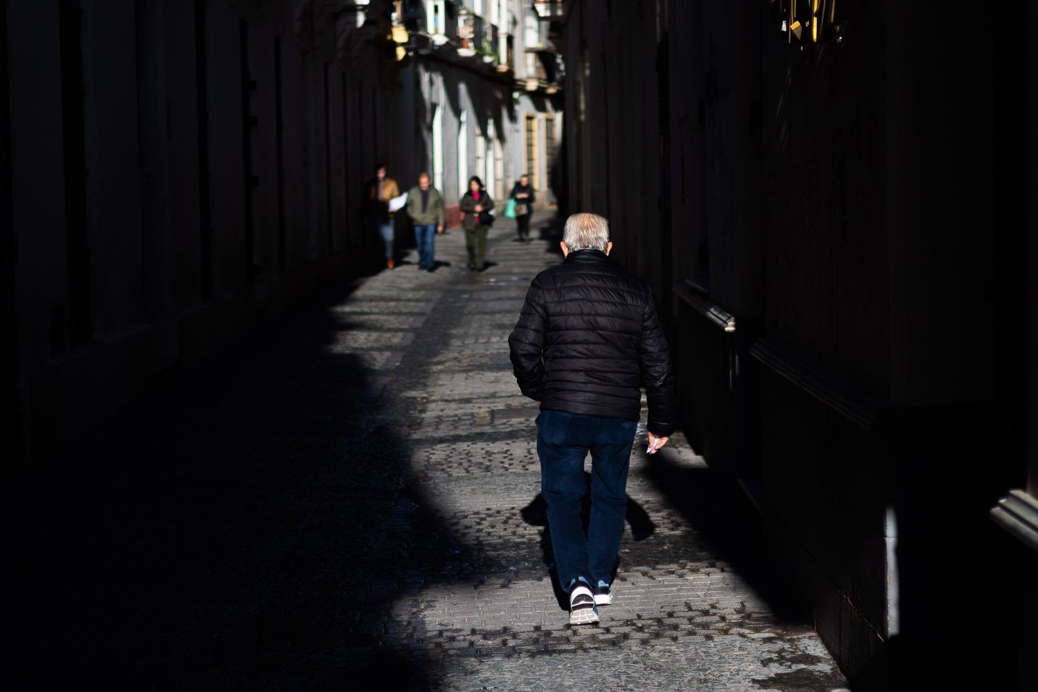 Una persona mayor, paseando por la calle. - MANU GARCÍA