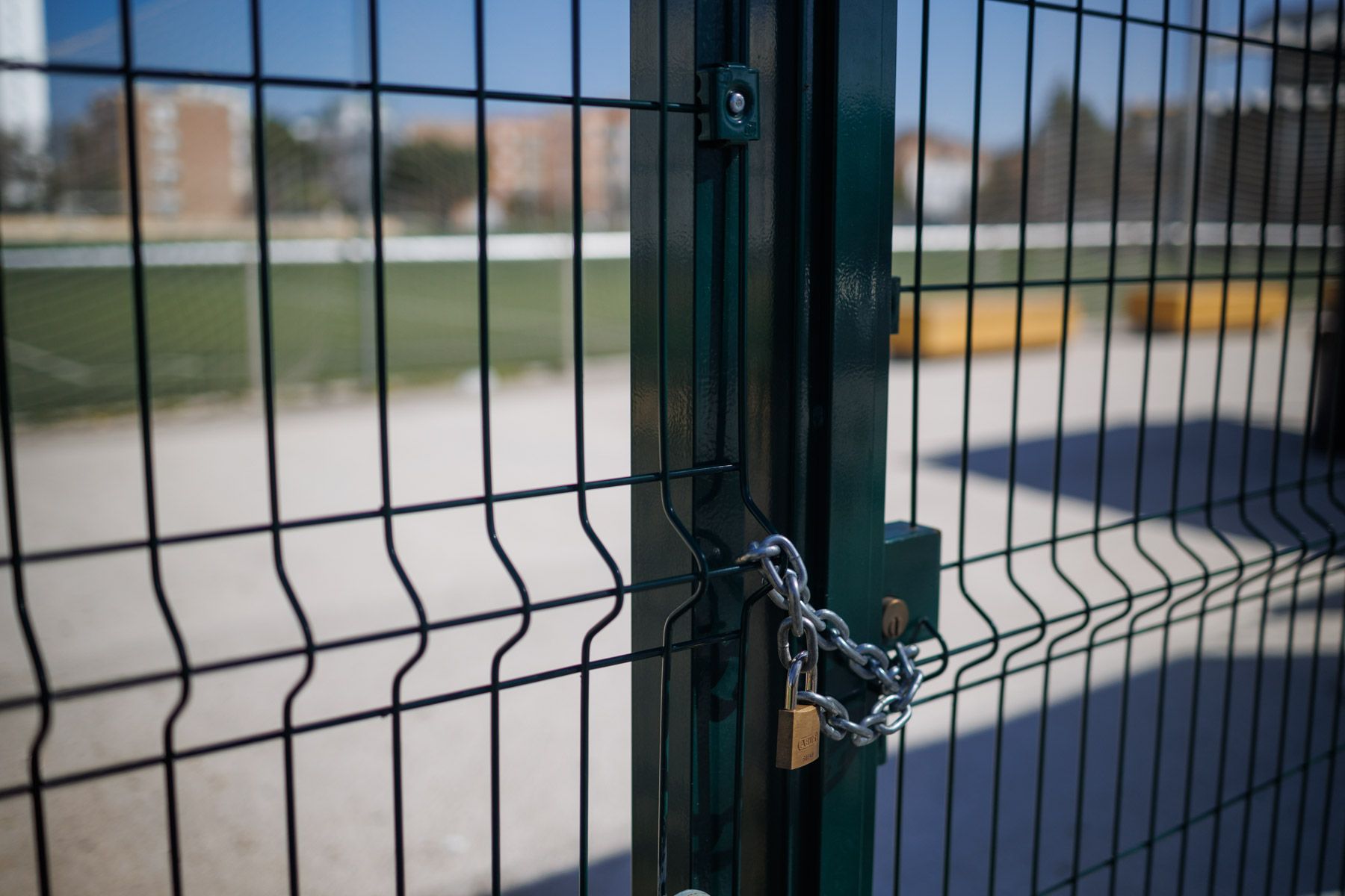 Futbolistas de 14 años en Jerez se refugian tras una valla por los incidentes en un partido cadete que acaba con escolta policial