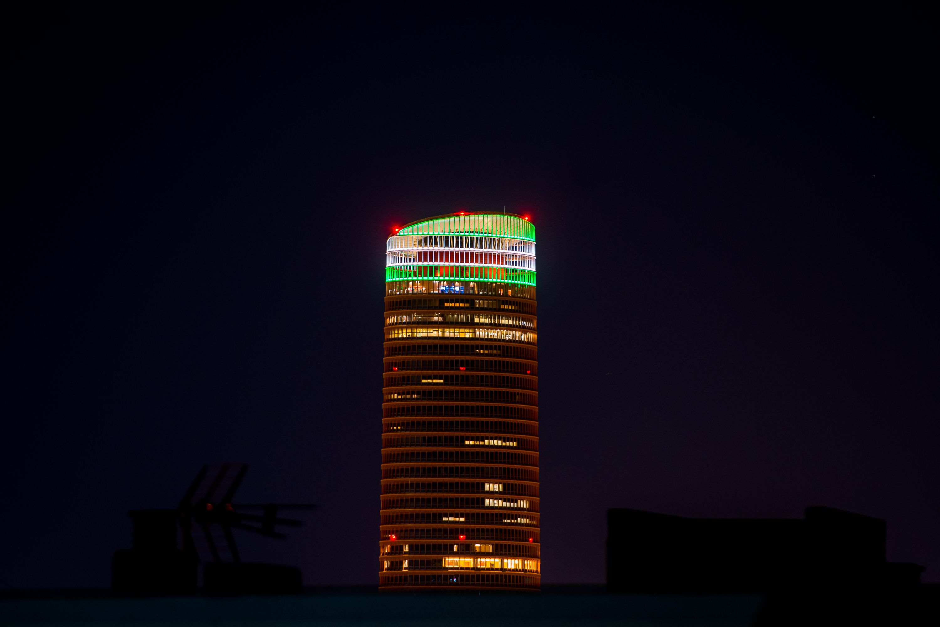 La Torre Sevilla iluminada con los colores de la bandera de Andalucía. - MAURI BUHIGAS